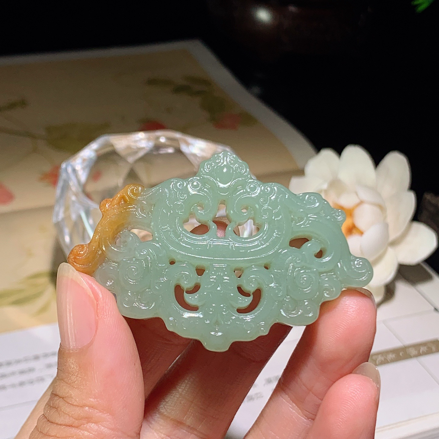 和田玉白玉仿古龙凤挂件。尺寸36/56/8重25克 玉质细腻油润 底色纯净 脂粉好，品质好。lt260402