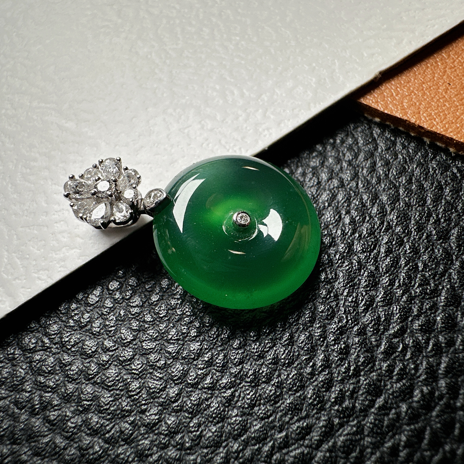 【冰种晴绿平安扣】质地细腻，品质很好，冰感十足，胶感明显，收藏品质，18k金钻镶嵌，裸石尺寸15.8