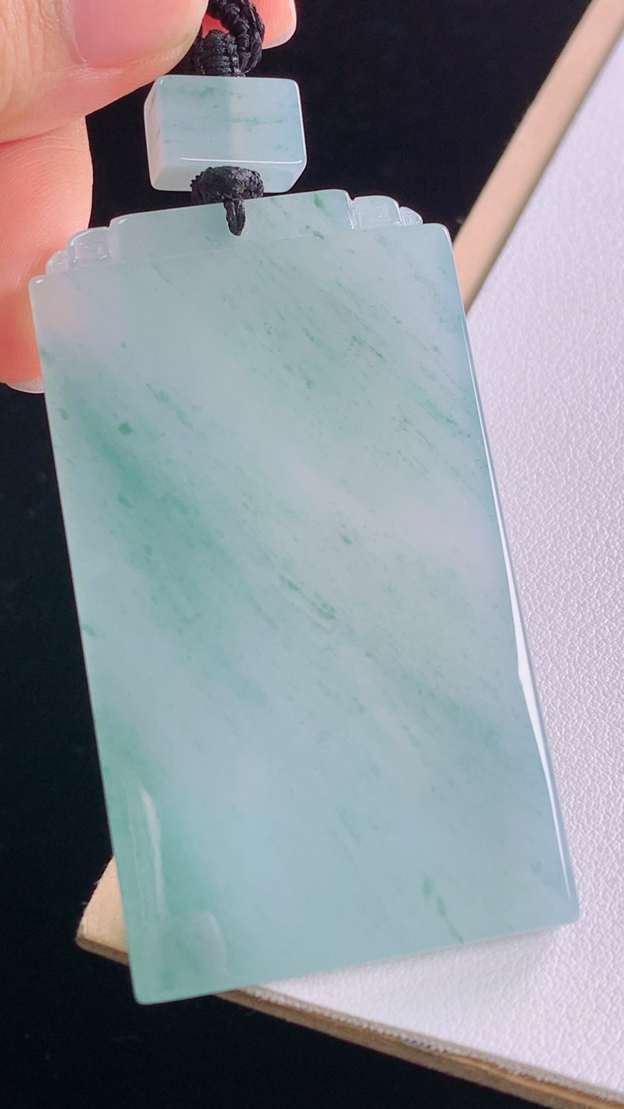 冰飘花仿古牌
花色灵动，水润细腻
尺寸:74.0-63.2-36.1-5.8mm