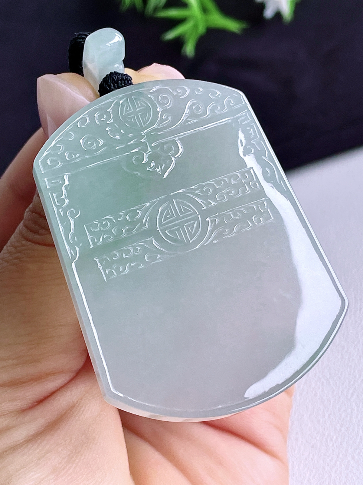 冰飘花仿古牌无事牌吊坠
【说明】缅料 完美 性价比高  
【尺寸】55.8-41.7-5.6