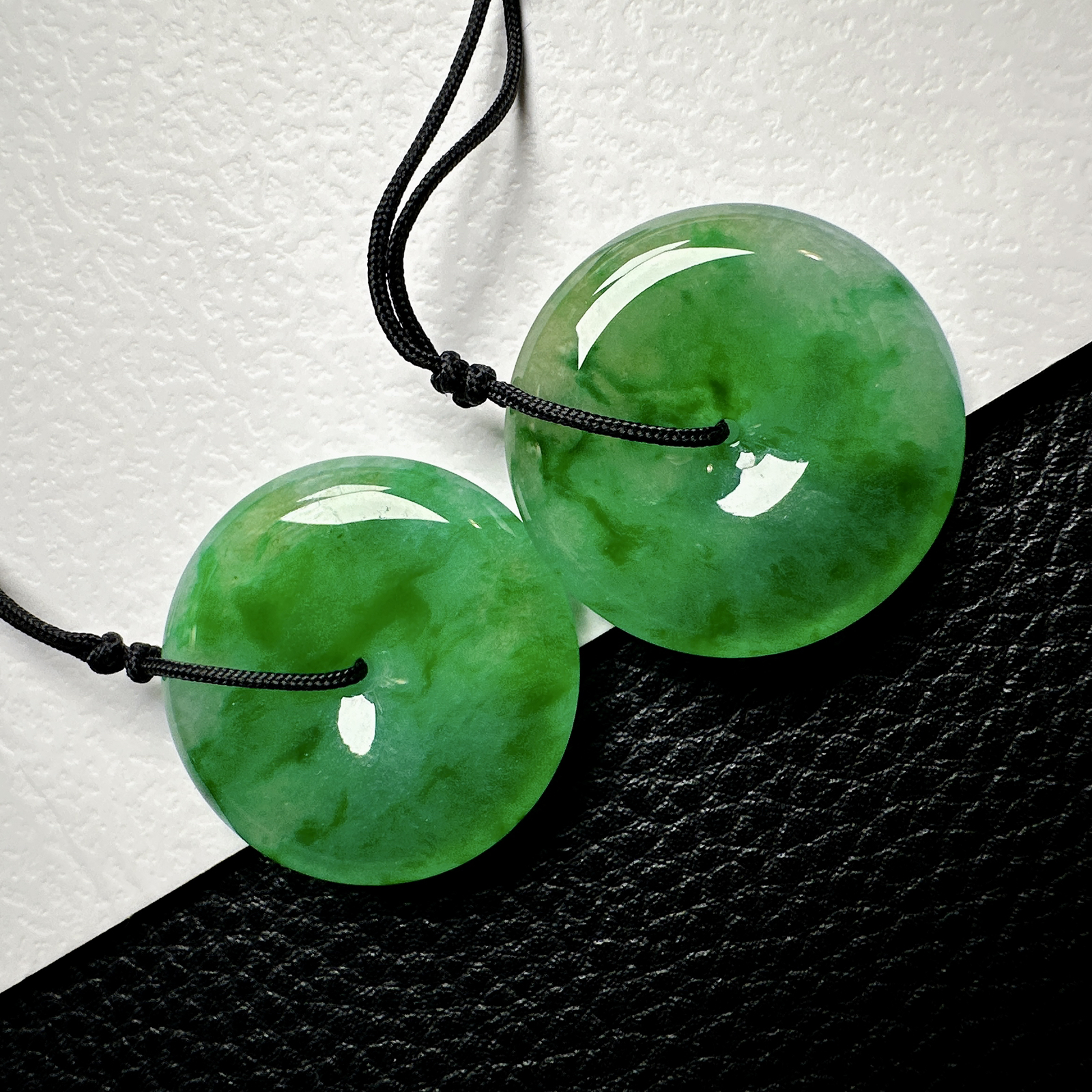 【冰种黄加绿平安扣一对】质地细腻，难得的冰润度，难得的好颜色，韵味十足，古色古香。