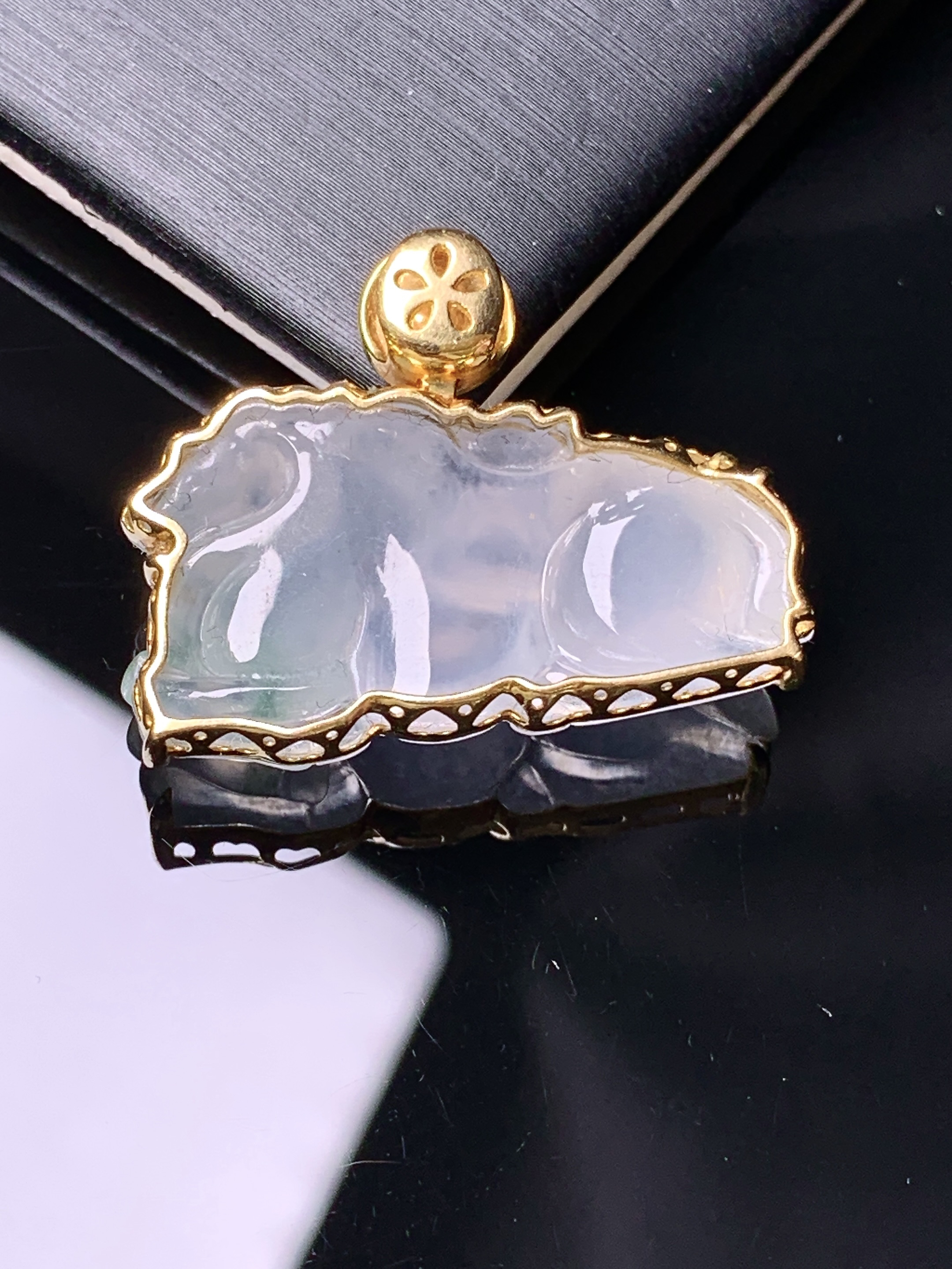 18k金钻镶嵌冰种唐马吊坠 玉质细腻 色泽艳丽清新 水润亮眼 整体尺寸22*28*8.3y4