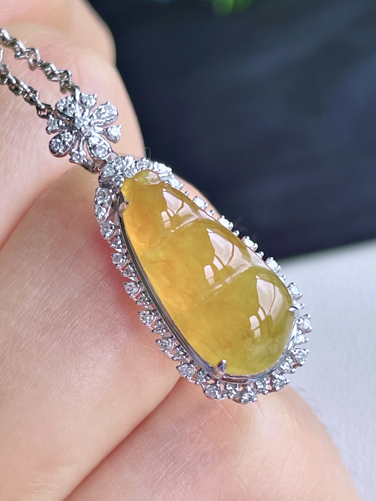 【镶嵌】冰黄翡豆子黄翡福豆吊坠  
【说明】缅料 18k金镶嵌 性价比高  
【整体】28-11-9.4
【裸石】17.4-8.2-4