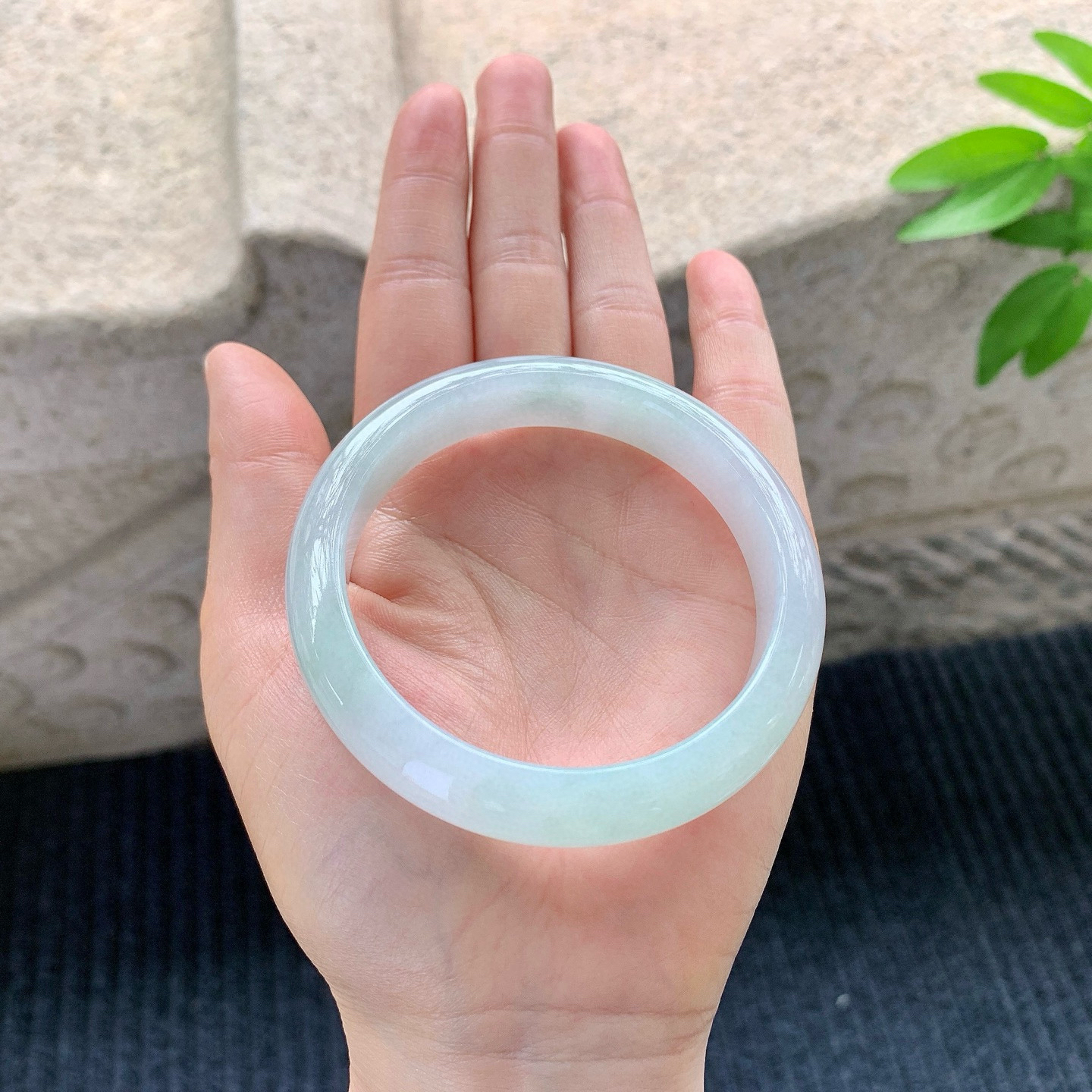 正圈56 57
【圈口】57/12/7.8
【描述】糯冰淡椿彩，水润，种老，细腻，无裂纹！