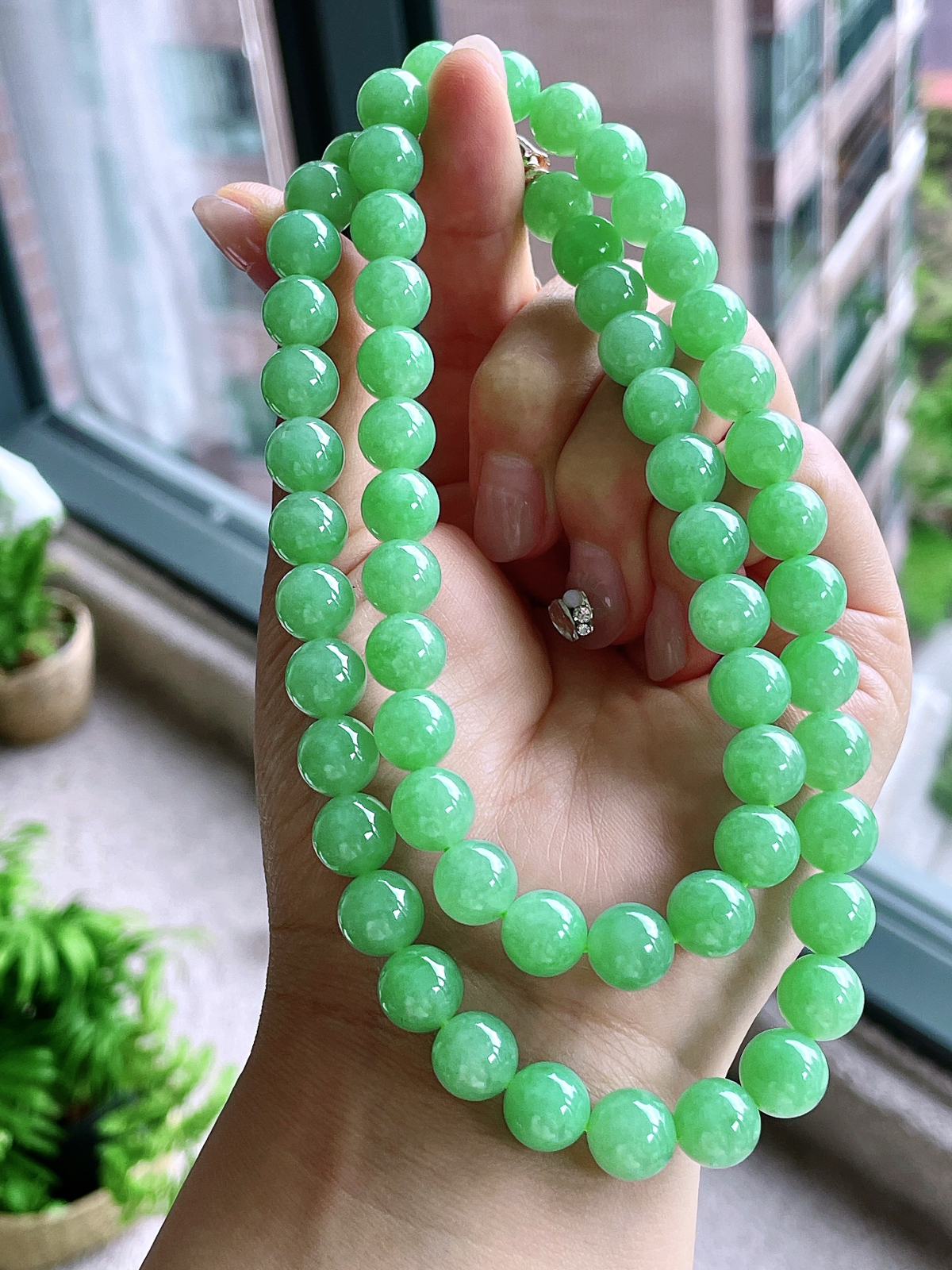 【珠子】高冰阳绿珠链圆珠珠子珠链
【说明】缅料 性价比高  
【尺寸】10mm，31cm