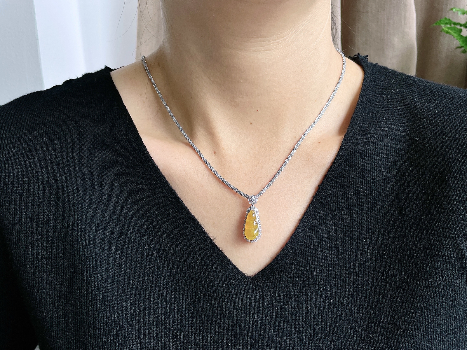 【镶嵌】冰黄翡豆子黄翡福豆吊坠  
【说明】缅料 18k金镶嵌 性价比高  
【整体】28-11-9.4
【裸石】17.4-8.2-4