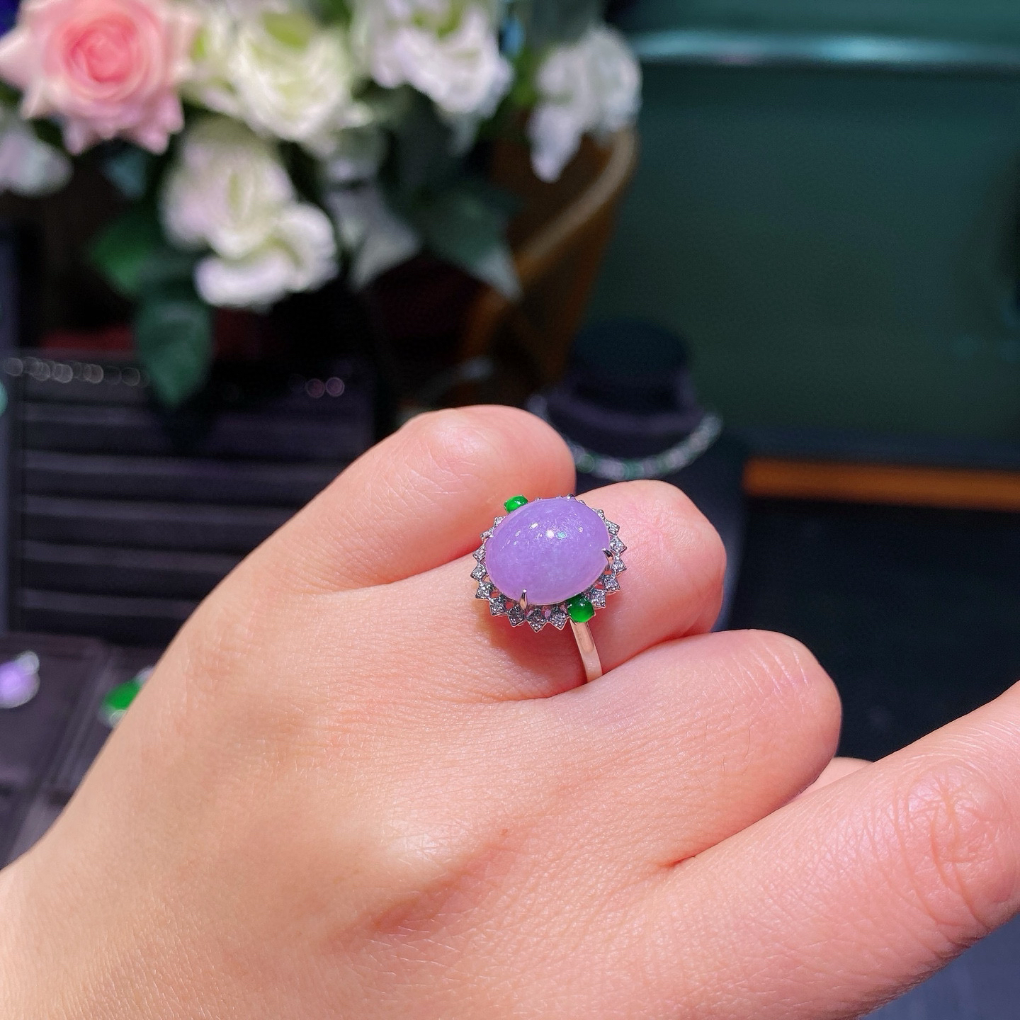 18K金镶嵌紫罗兰蛋面戒指
