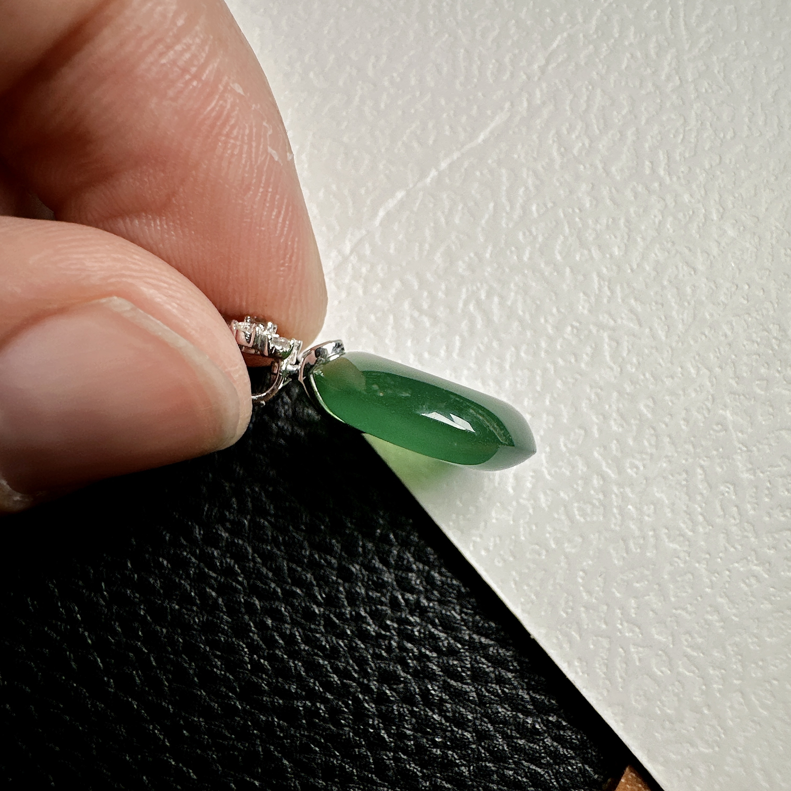 【冰种晴绿平安扣】质地细腻，品质很好，冰感十足，胶感明显，收藏品质，18k金钻镶嵌，裸石尺寸15.8*4.8毫米