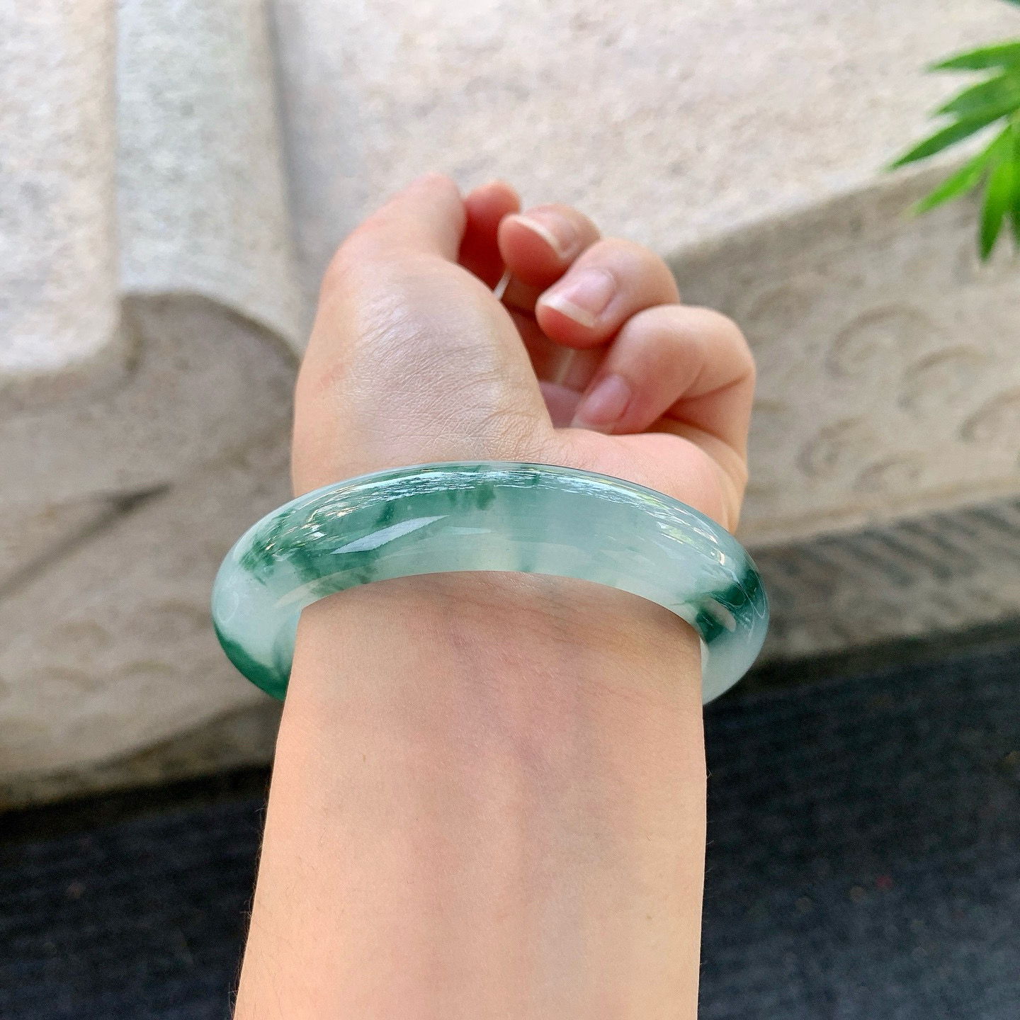 正圈55 56
【圈口】56/12.1/8.6
【描述】冰糯飘花，水润，种老，细腻，无纹裂！