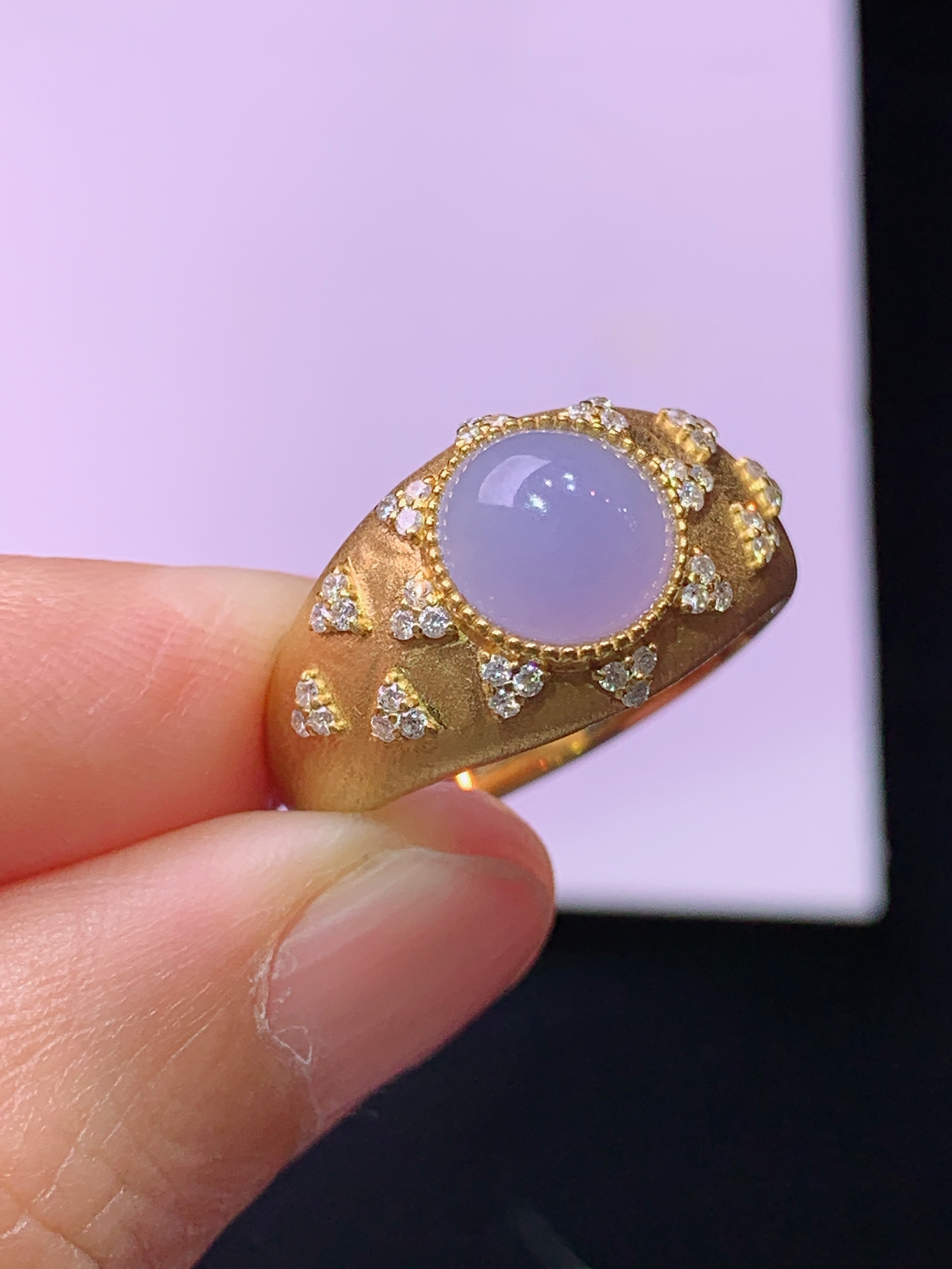 18k金钻镶嵌紫罗兰蛋面戒指 玉质细腻 色泽艳丽清新 水润亮眼 圈口14.5 裸石尺寸7.8*3