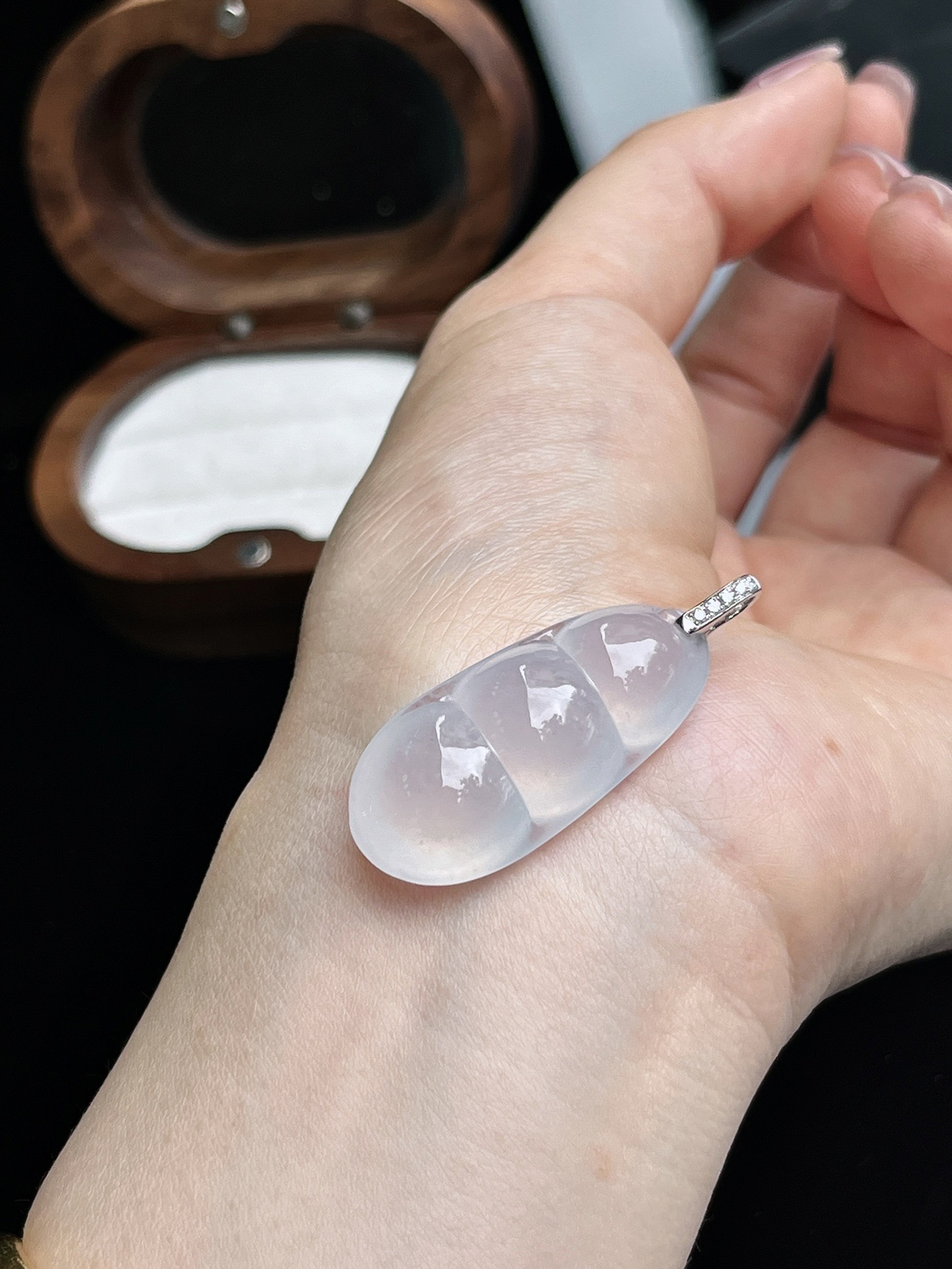 冰种福豆吊坠
裸石尺寸32.7-15.2-9.8mm