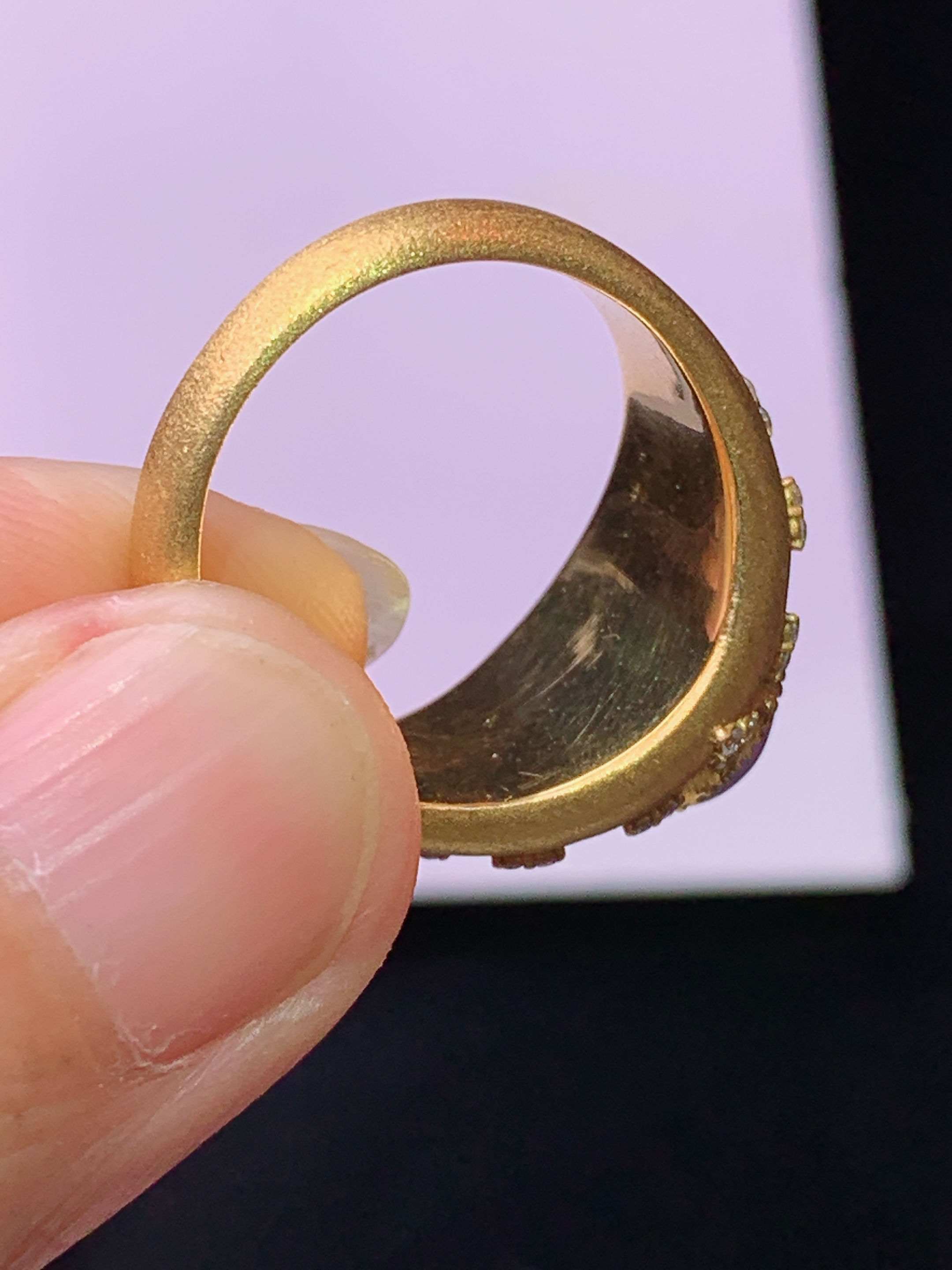 18k金钻镶嵌紫罗兰蛋面戒指 玉质细腻 色泽艳丽清新 水润亮眼 圈口14.5 裸石尺寸7.8*3