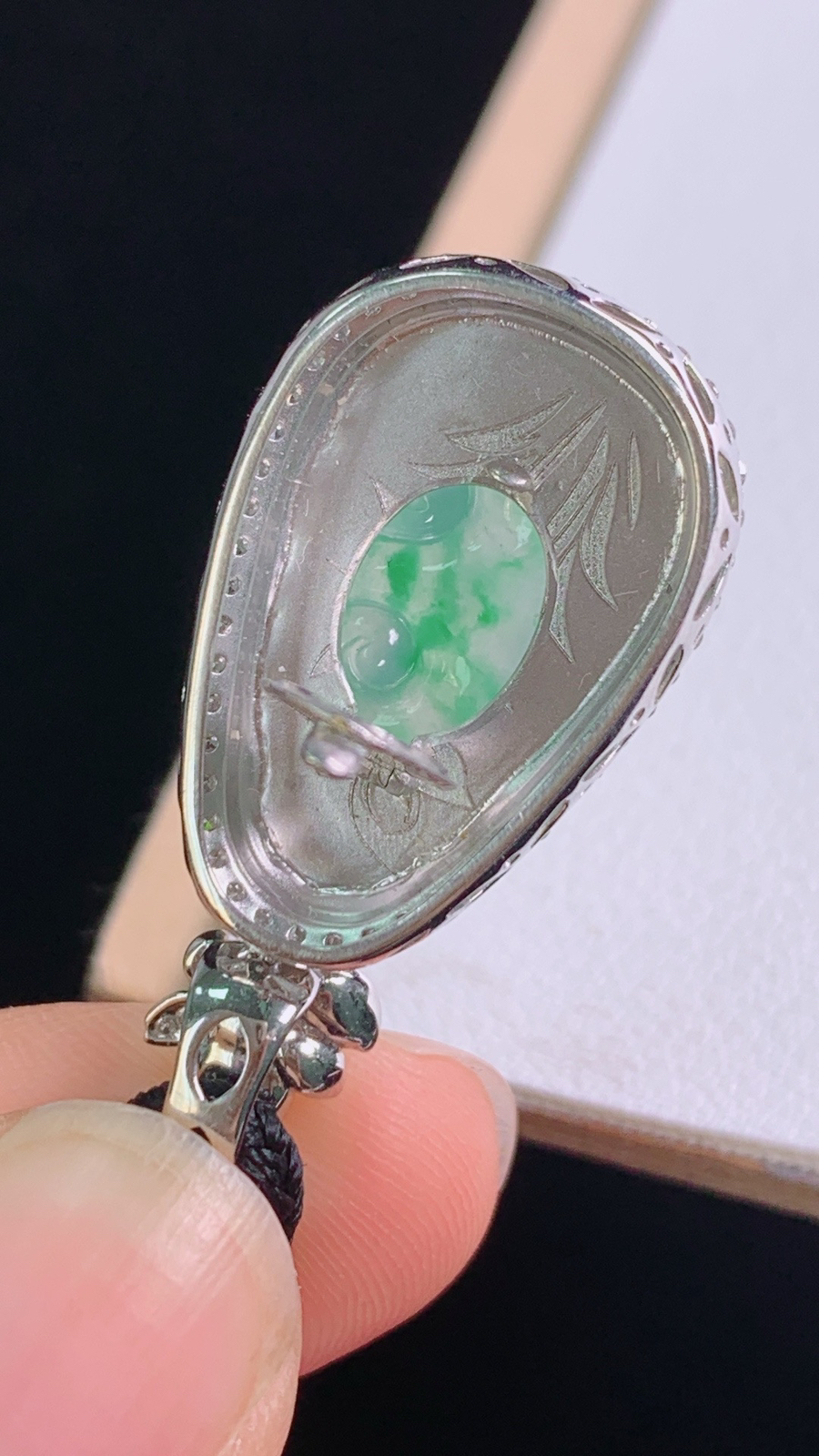 冰飘绿如意吊坠，18K重金镶嵌
翠色鲜浓，光感十足，
尺寸:31.1-15.7-8.8/裸石20.0-12.3-4.9mm 30