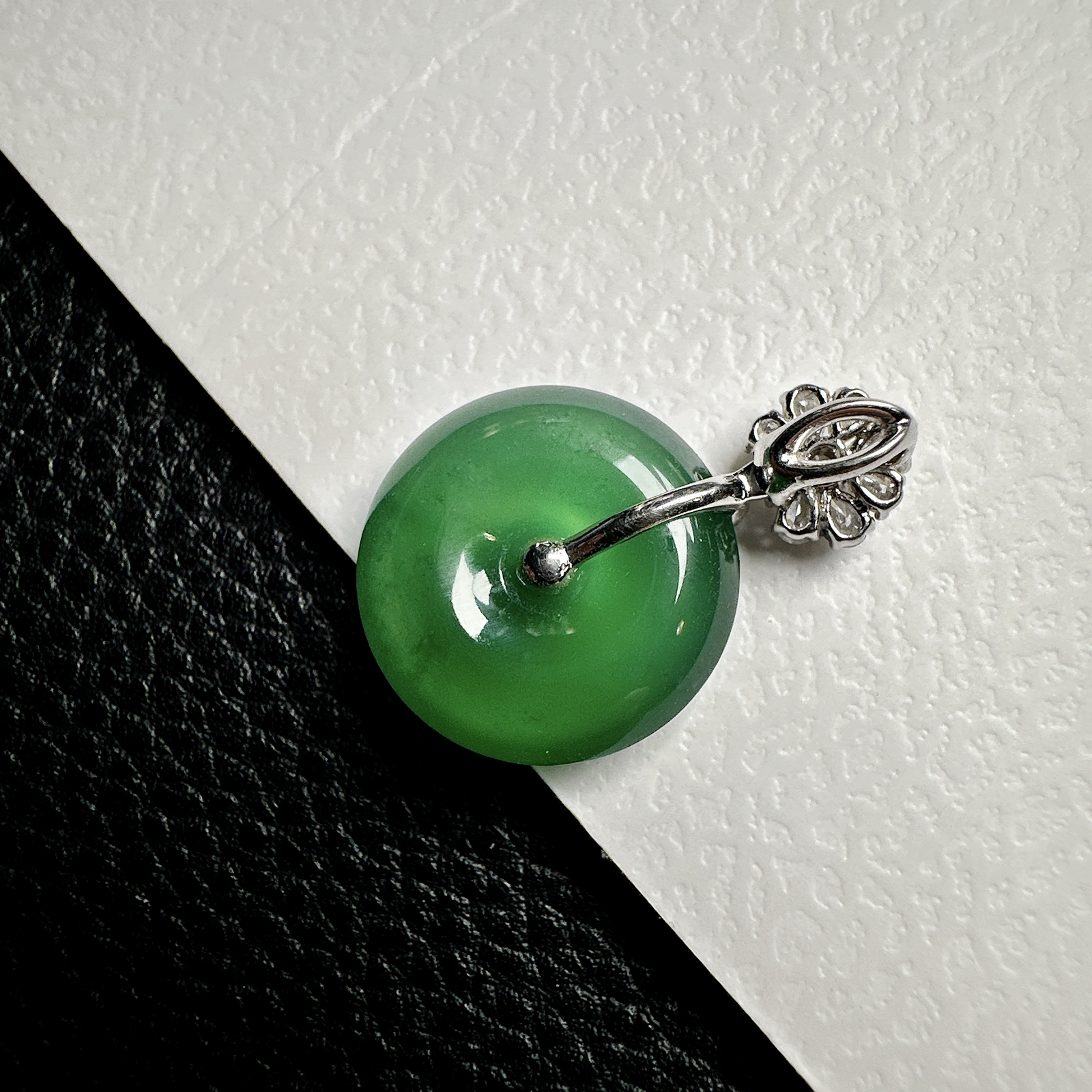 【冰种晴绿平安扣】质地细腻，品质很好，冰感十足，胶感明显，收藏品质，18k金钻镶嵌，裸石尺寸15.8*4.8毫米