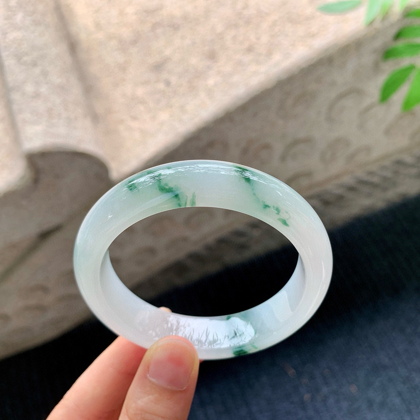 正圈53 54
【圈口】54/13.5/8.1
【描述】糯冰飘花，水润，种老，细腻，无纹裂！