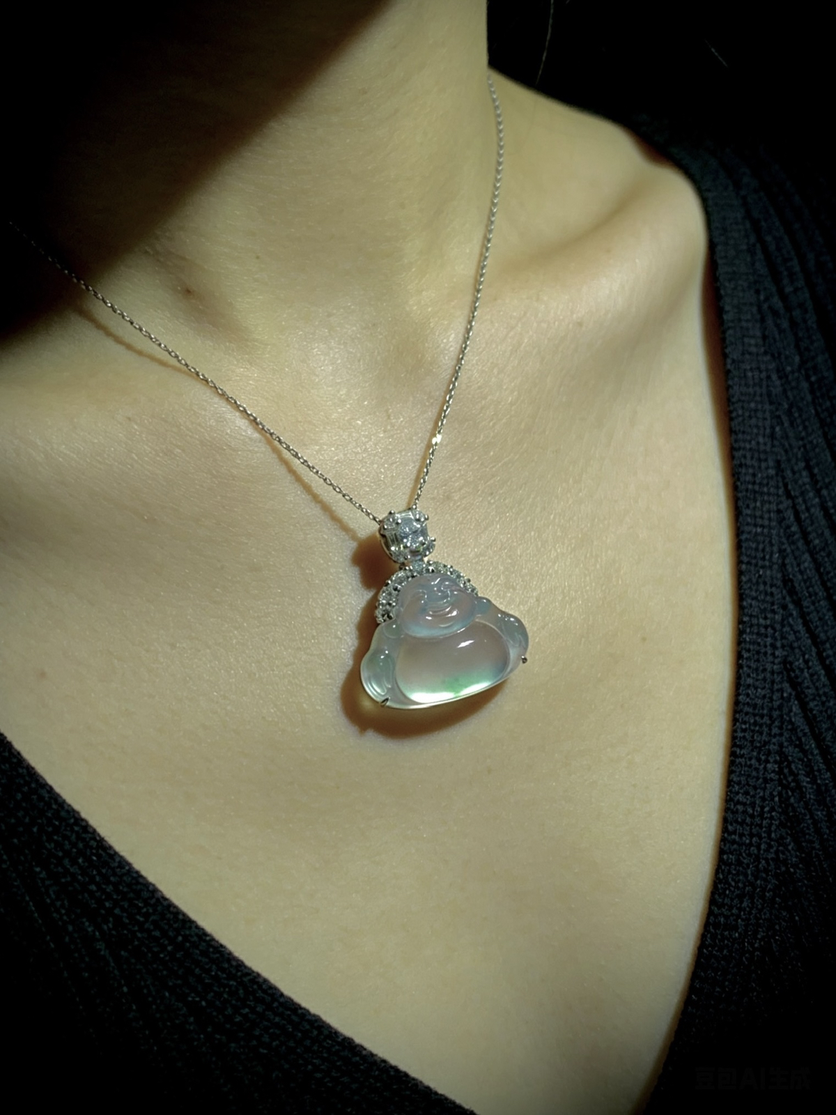 笑口常开弥勒佛，
裸石约18.6-13.5-5mm，
整体18.6-22-6.6mm，3.76g，
18K金，南非钻，不配含链