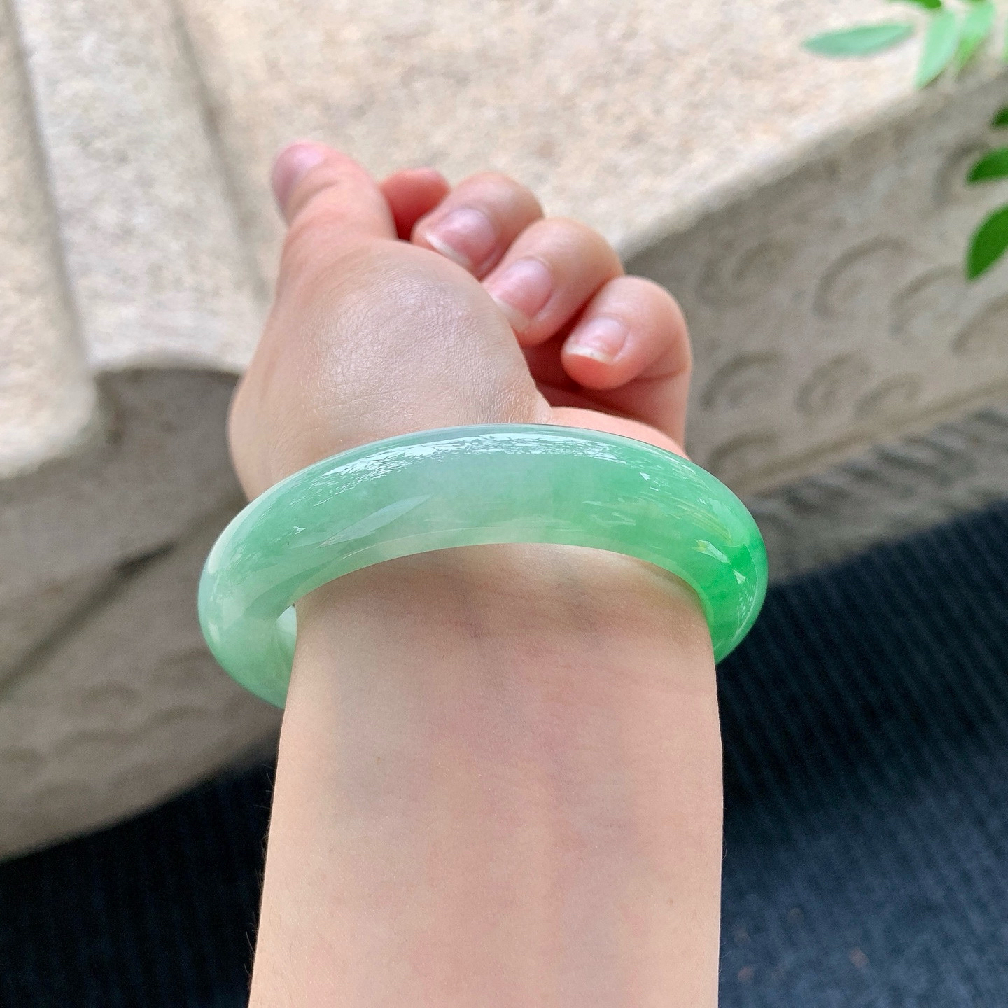 正圈52 53
【圈口】53.6/12.7/8.4
【描述】冰糯阳绿，水润，种老，细腻，无纹裂！