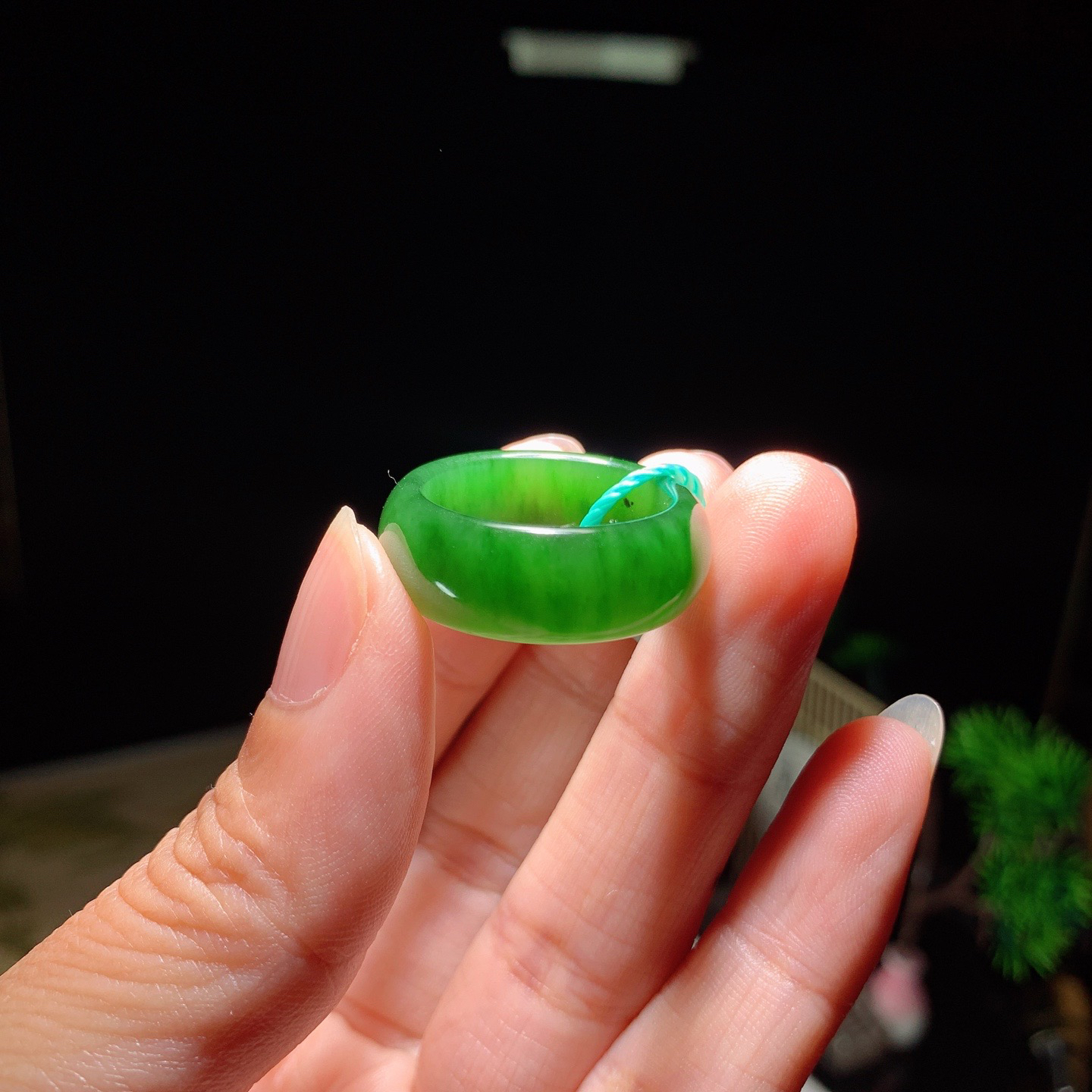 和田玉阳绿俄罗斯碧玉扳指挂件 内径18尺寸9/4！玉质细腻油润 底色纯净 脂粉好，品质好。lt260402