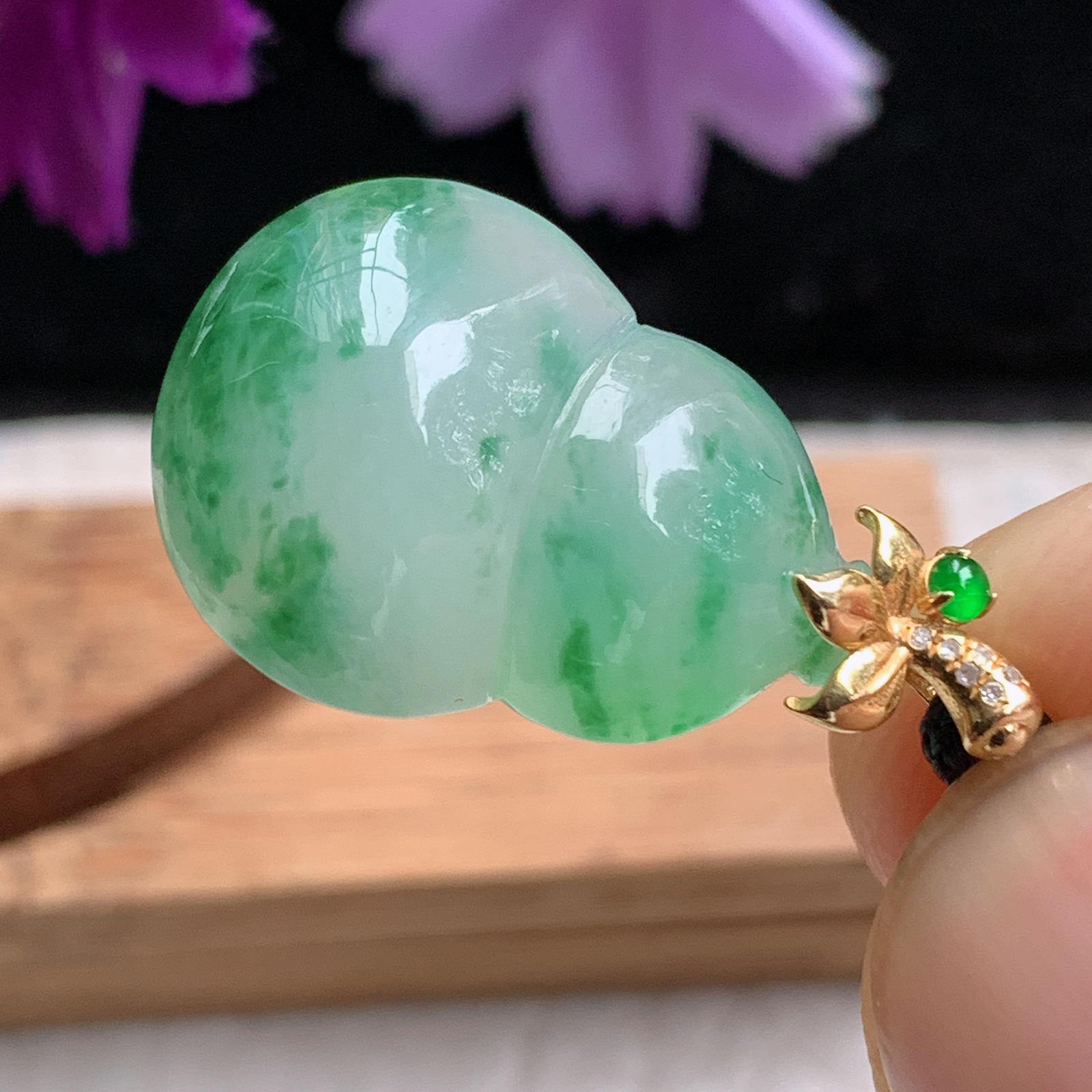 zz3实拍连金26.5*15.5*7.3缅甸翡翠冰飘绿花精美葫芦吊坠 镶金福禄锁骨坠