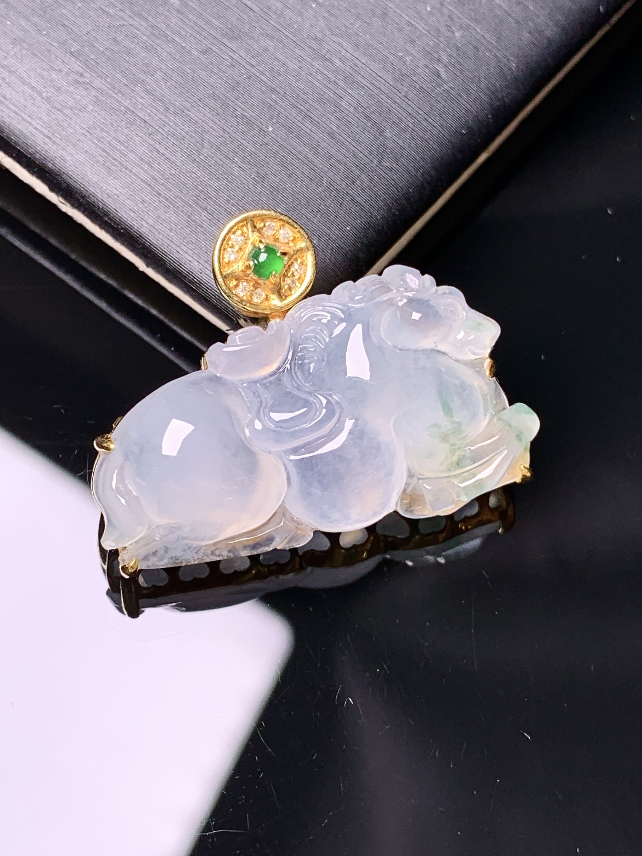 18k金钻镶嵌冰种唐马吊坠 玉质细腻 色泽艳丽清新 水润亮眼 整体尺寸22*28*8.3y4