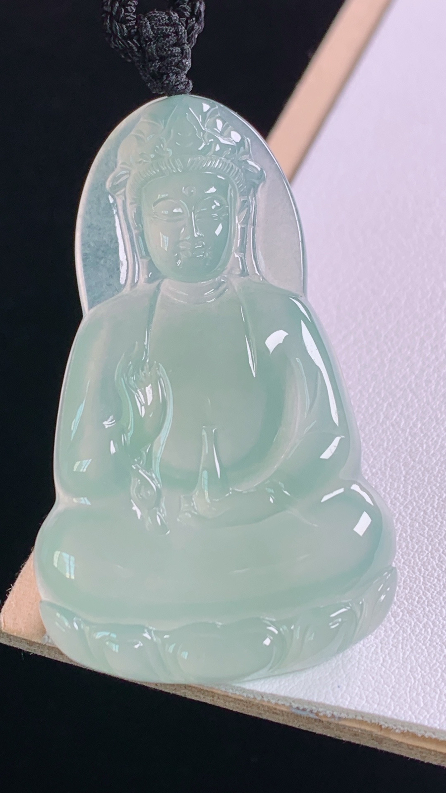 冰种观音
冰润荧光，清透细腻
尺寸:52.1-32.1-5.8mm