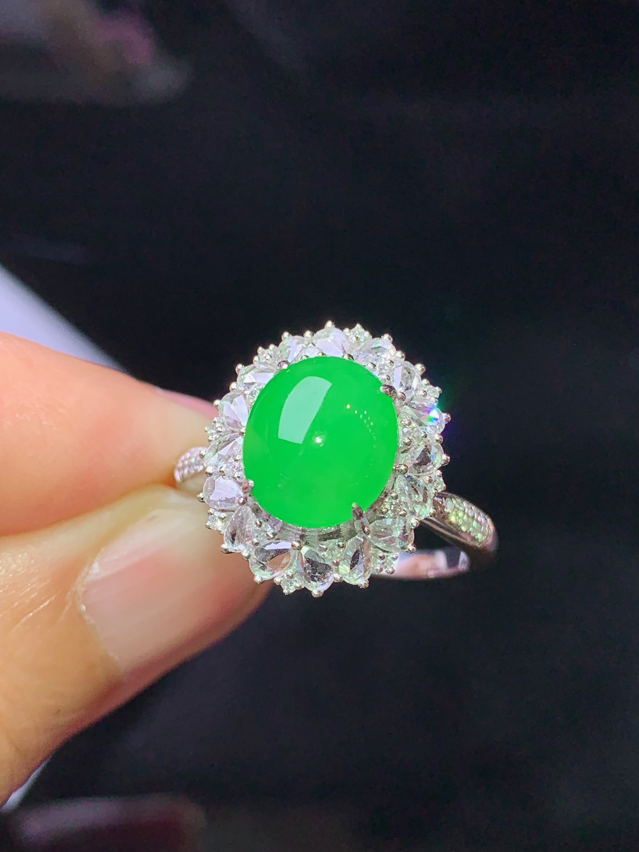 18k金钻镶嵌翠绿蛋面膜戒指 玉质细腻 色泽艳丽清新 水润亮眼 圈口13 整体尺寸16.3*13.5*9.8k1