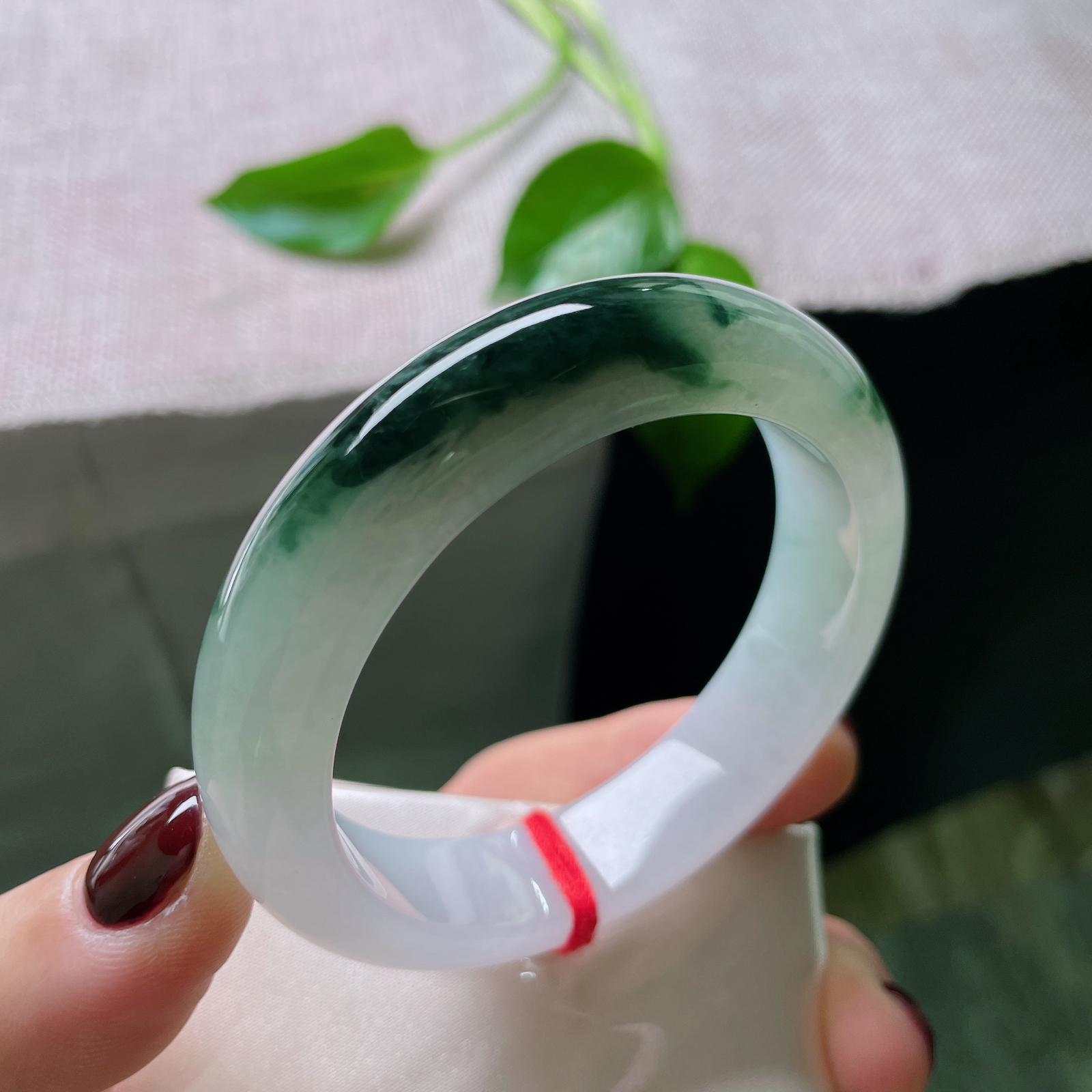 52.5/13.4/8.5，冰飘花正圈，丝丝缕缕，腕间藏山水，花自水中来。晶体纹..