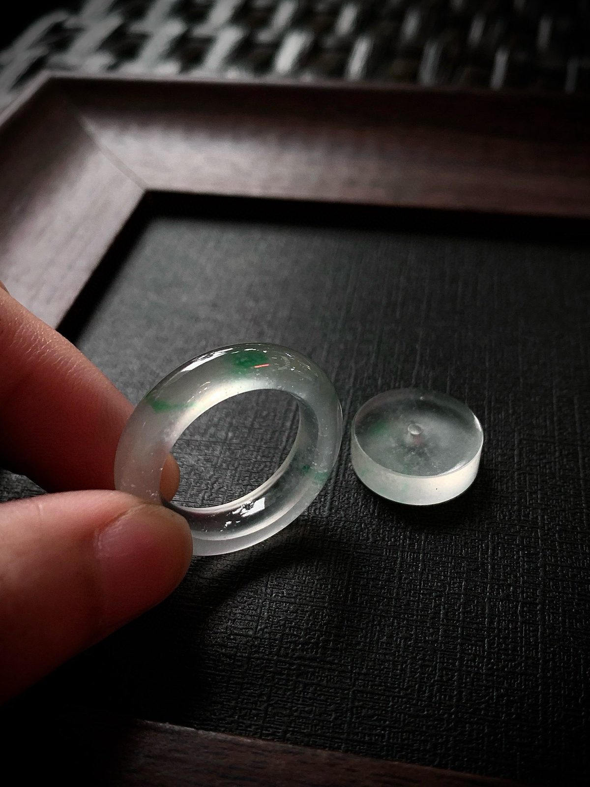 ️ 玻璃种戒圈一套，胶感爆棚，起强荧光。通透度极高，肉眼可见的纯净，质感通透如冰。
尺寸16.2×