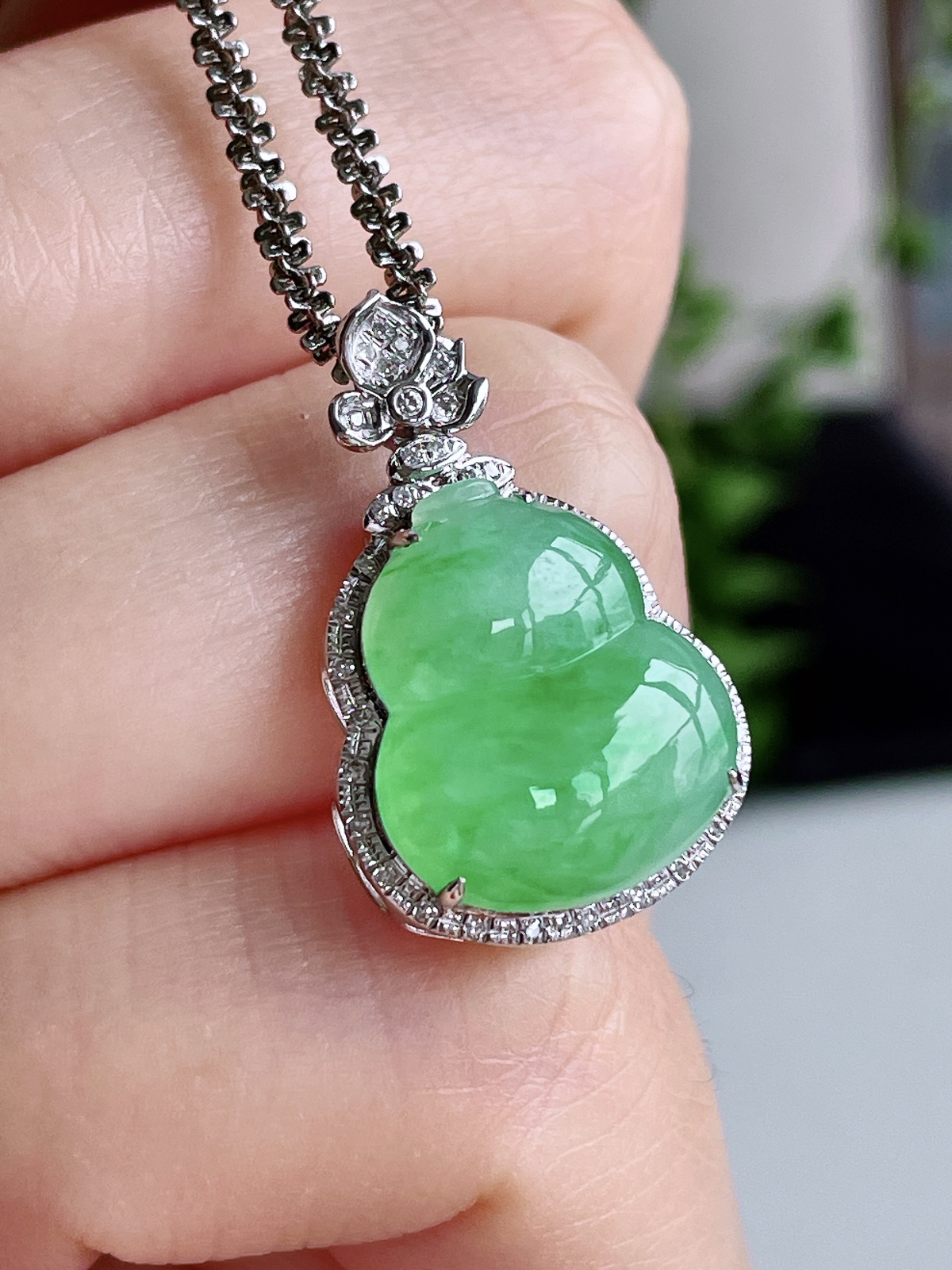 【镶嵌】冰甜绿葫芦吊坠  
【说明】缅料 18k金镶嵌 性价比高  
【整体】24-15-8.2
