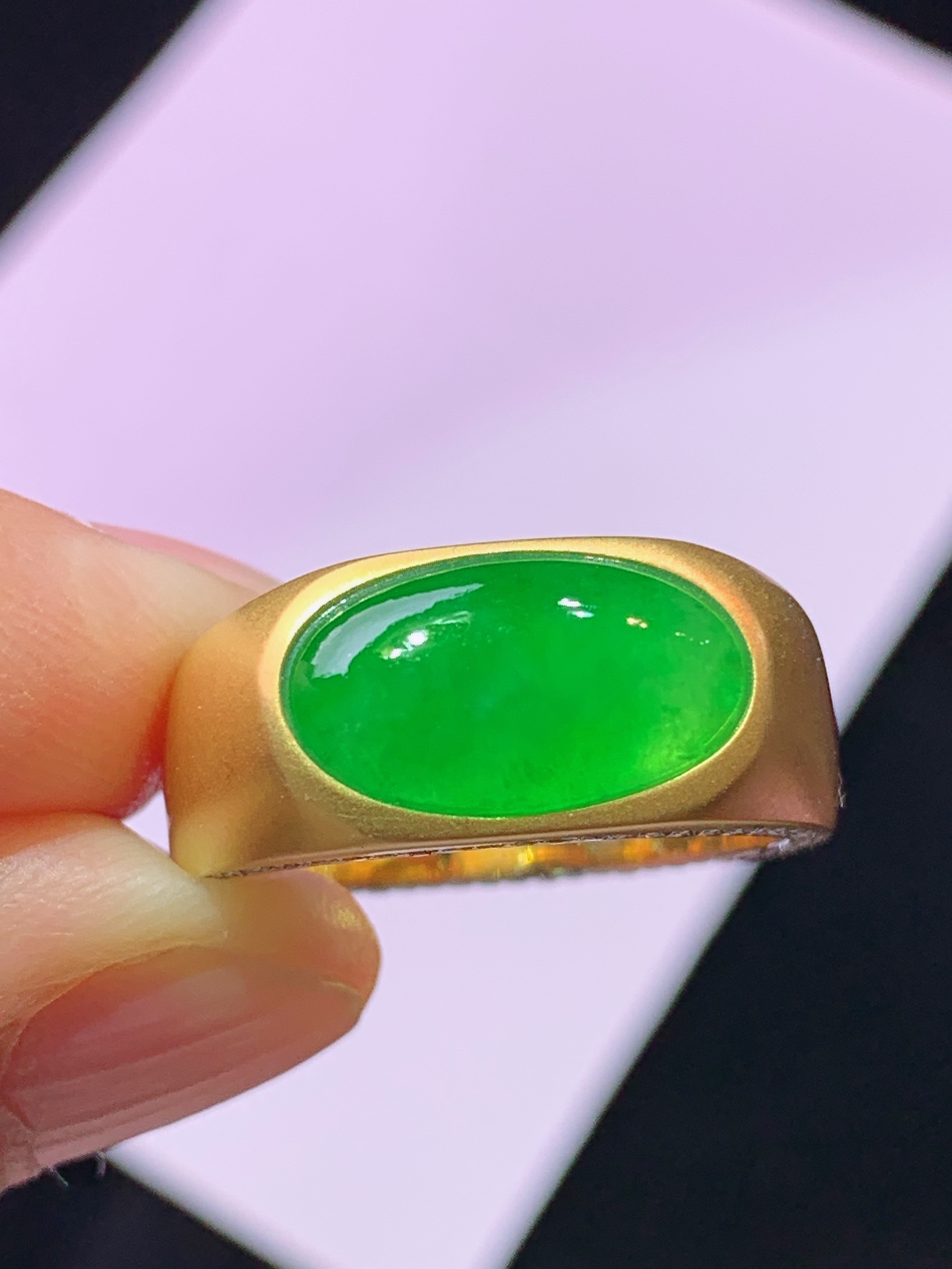 18k金钻镶嵌翠绿蛋面戒指 玉质细腻 色泽艳丽清新 水润亮眼 圈口15 裸石尺寸12.5*7.3*2