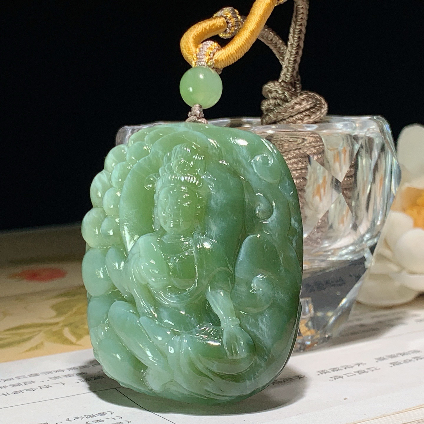 和田玉俄罗斯碧玉粉青猫眼观音挂件。尺寸51/43/19重69.8克 玉质细腻油润。手推出油。品相大气 lt260402