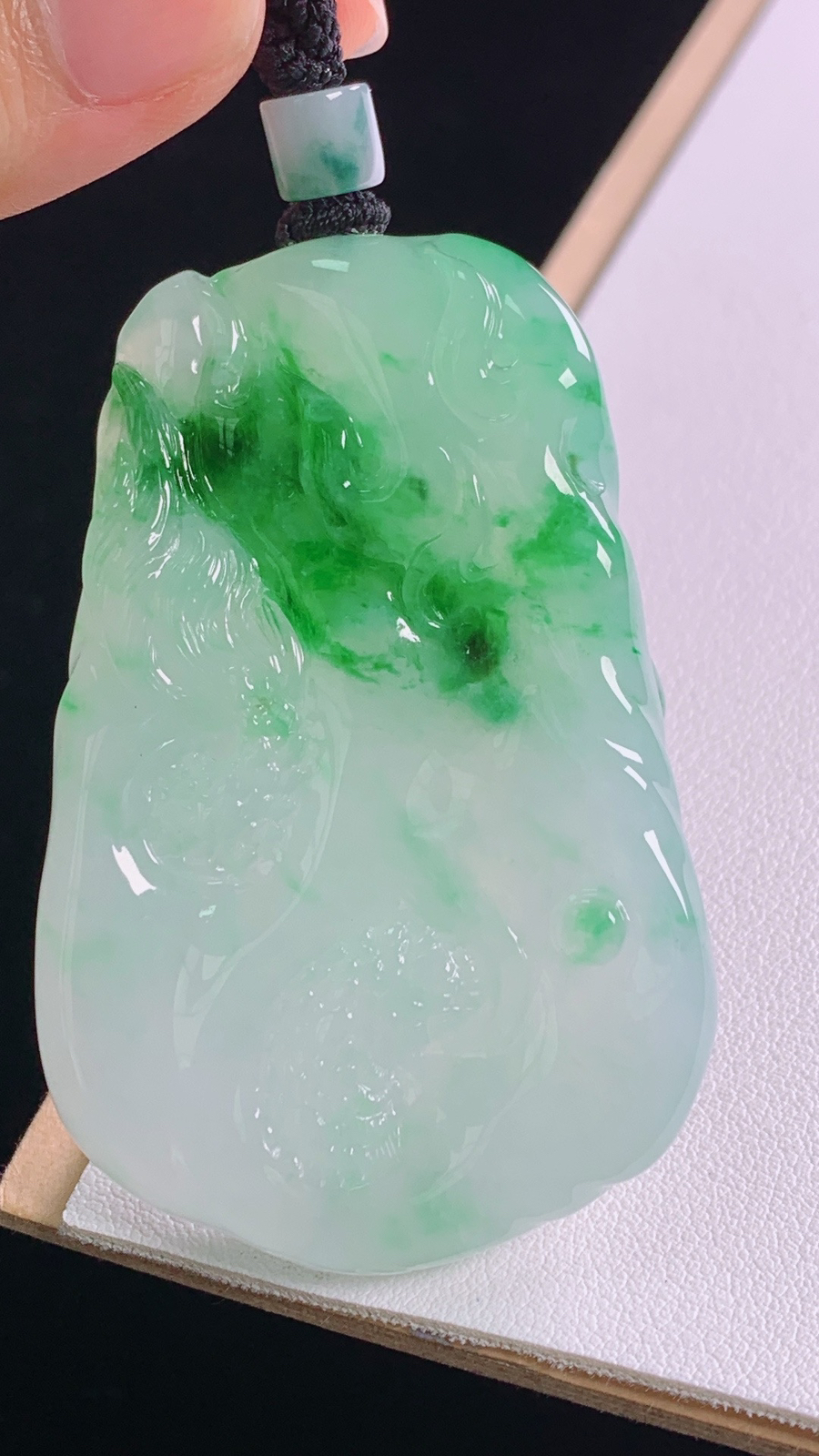 冰飘绿龙牌
雕工精湛，底子细腻，霸气
尺寸:71.4-61.4-40.9-12.1mm