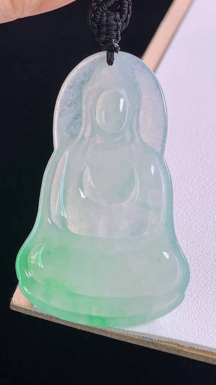 冰飘绿观音
翠色灵动，冰透起光
尺寸:55.0-35.4-5.3mm