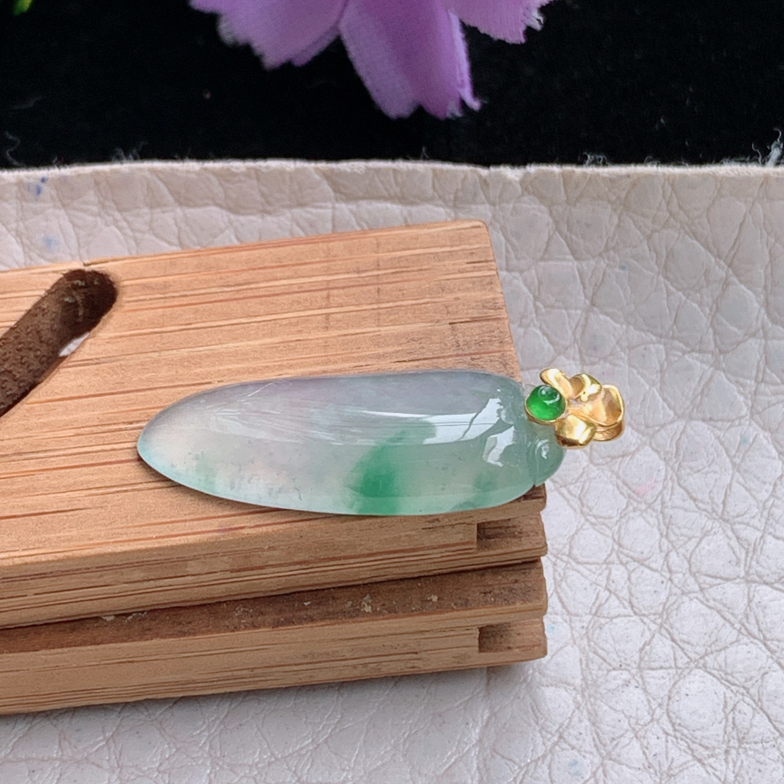 zz3实拍连金26.6*9.6*3缅甸翡翠冰透飘花精美小福瓜小吊坠 镶金锁骨坠