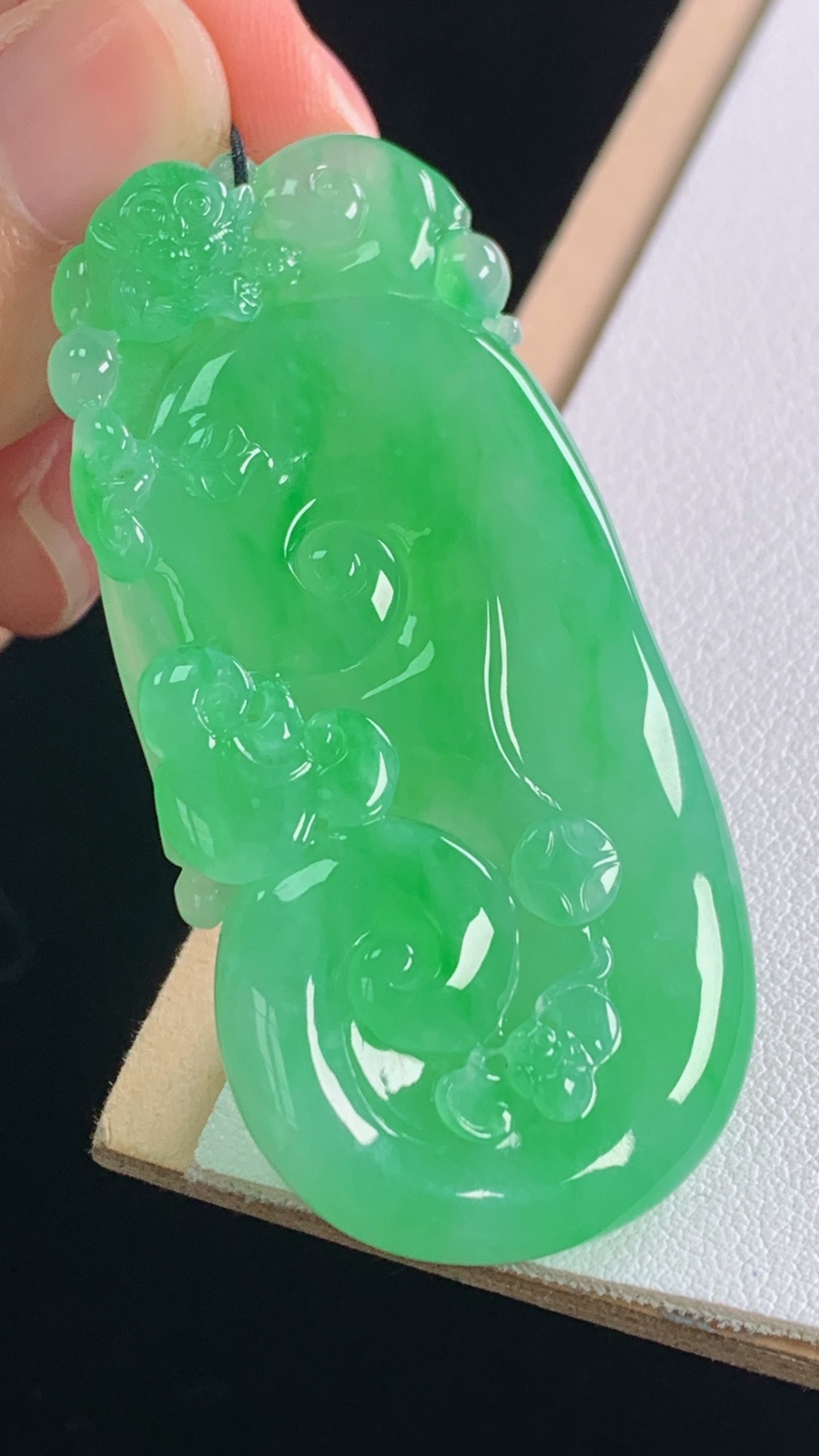 高品质
冰晴绿如意
种色兼备，水润细腻
尺寸:54.3-25.8-9.5mm