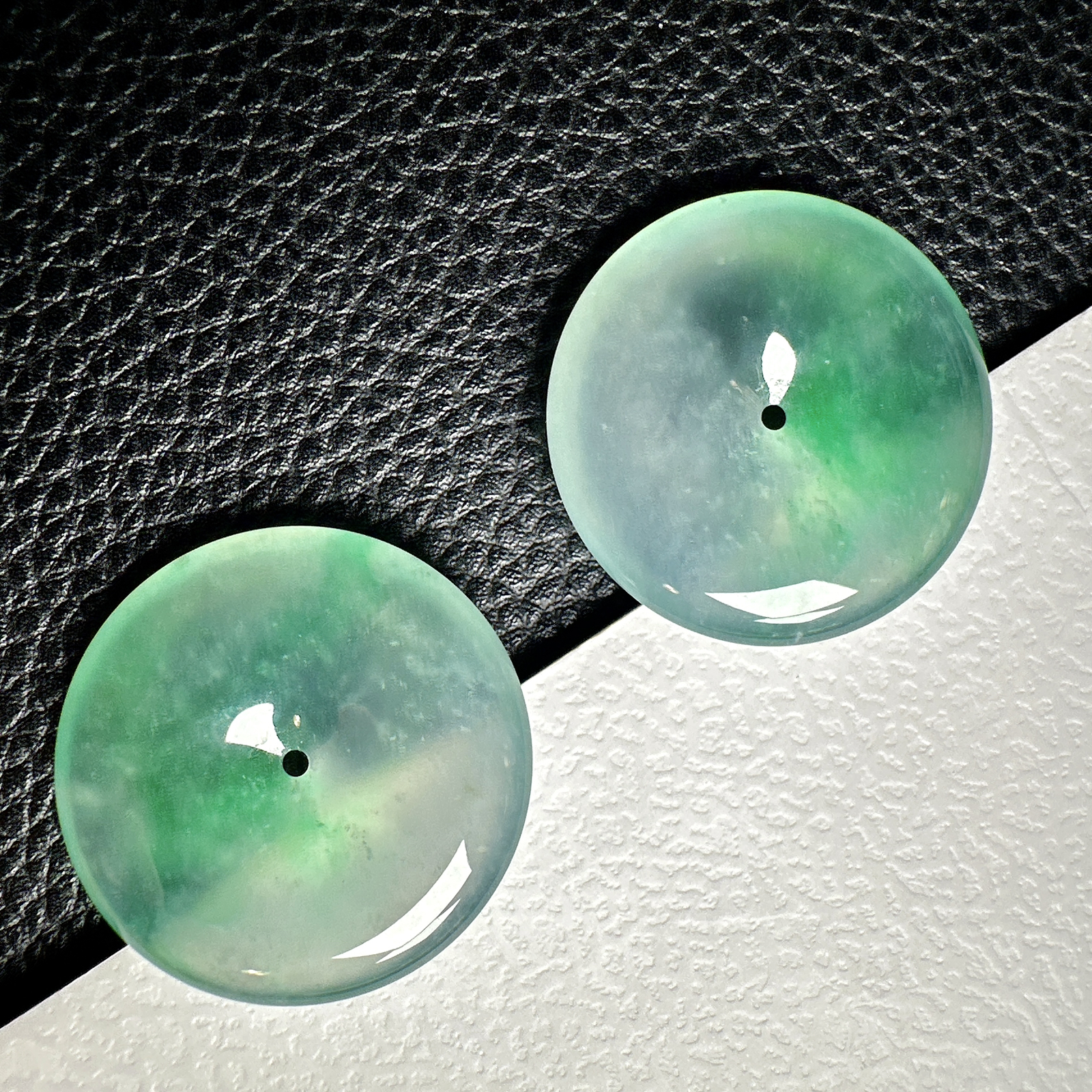 【冰种飘绿平安扣一对】质地非常细腻干净，冰润十足，种老冰透，收藏品质