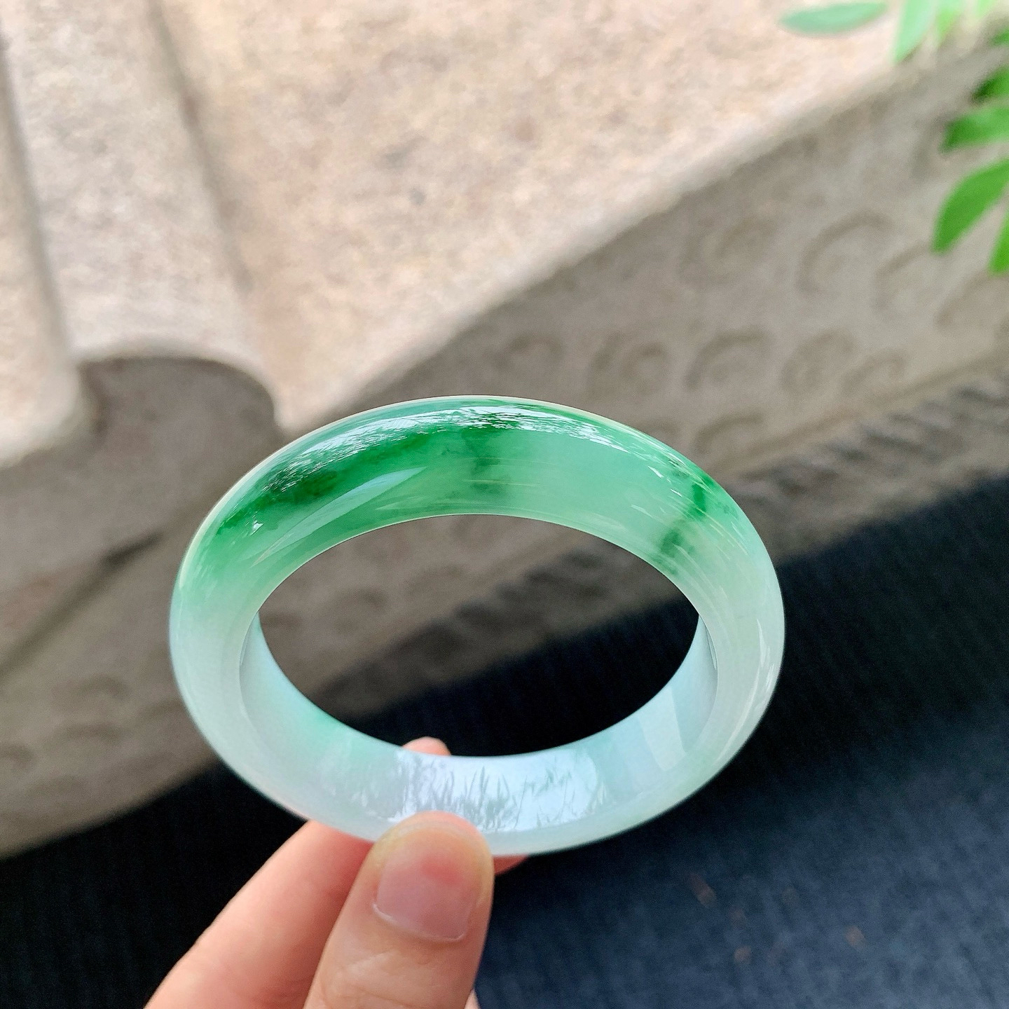 正圈51 52
【圈口】52.4/13.2/8.6
【描述】细糯飘辣绿，水润，种老，细腻，无纹裂！