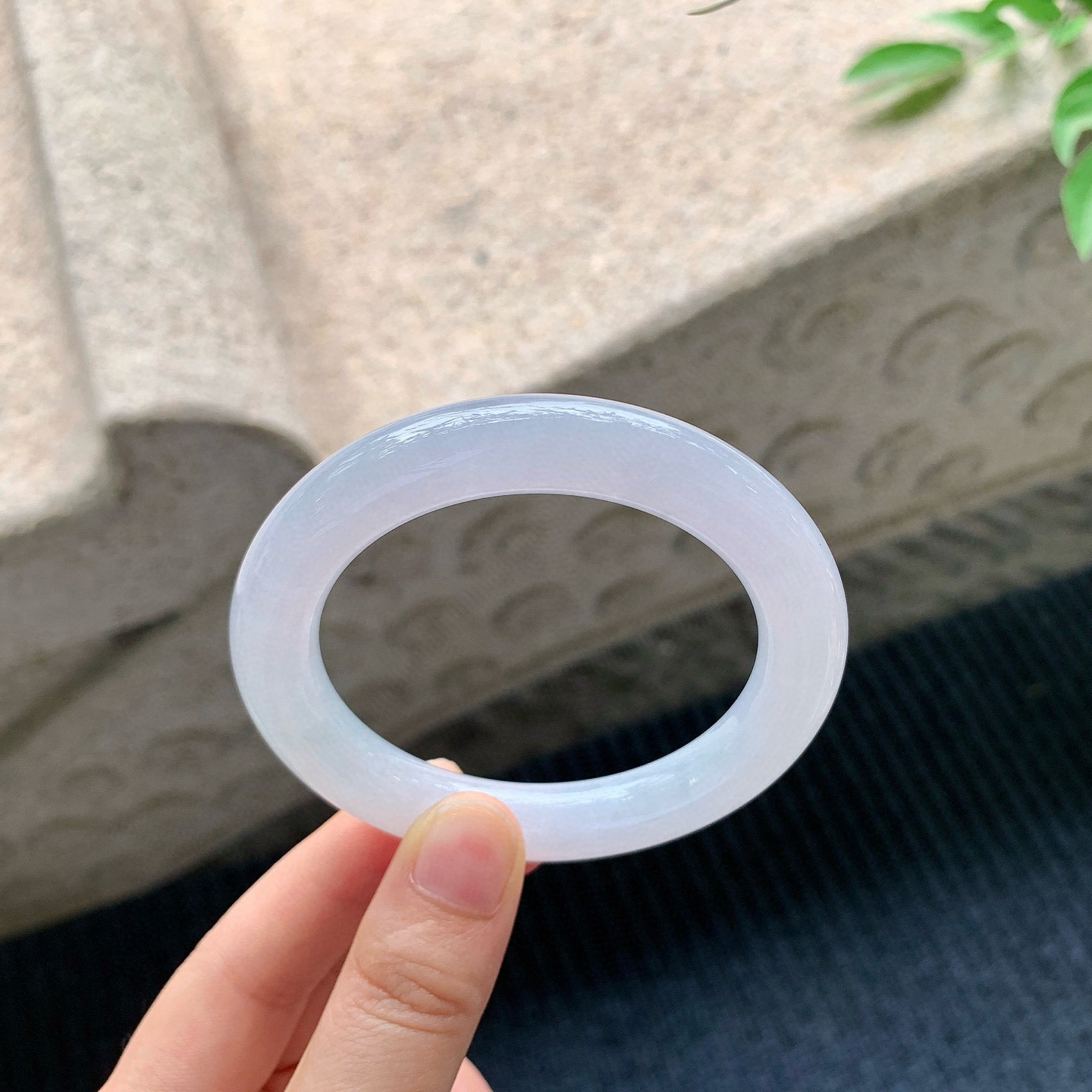 圆条53 54
【圈口】53.8/10.3/10.3
【描述】糯冰淡粉紫，水润，种老，细腻，无纹裂！