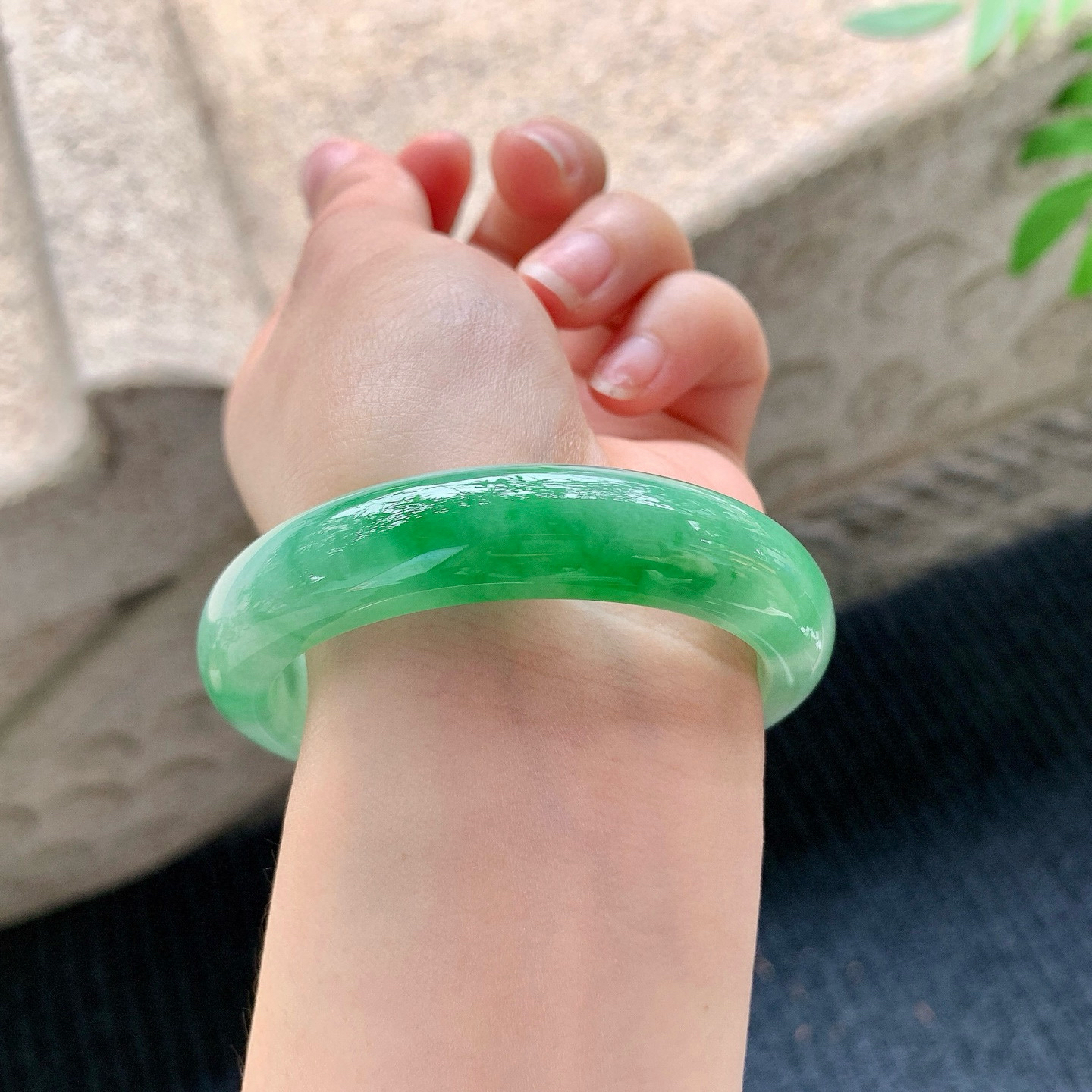 正圈53 54
【圈口】54/12.5/8.3
【描述】冰糯辣绿，水润，种老，细腻，无纹裂！