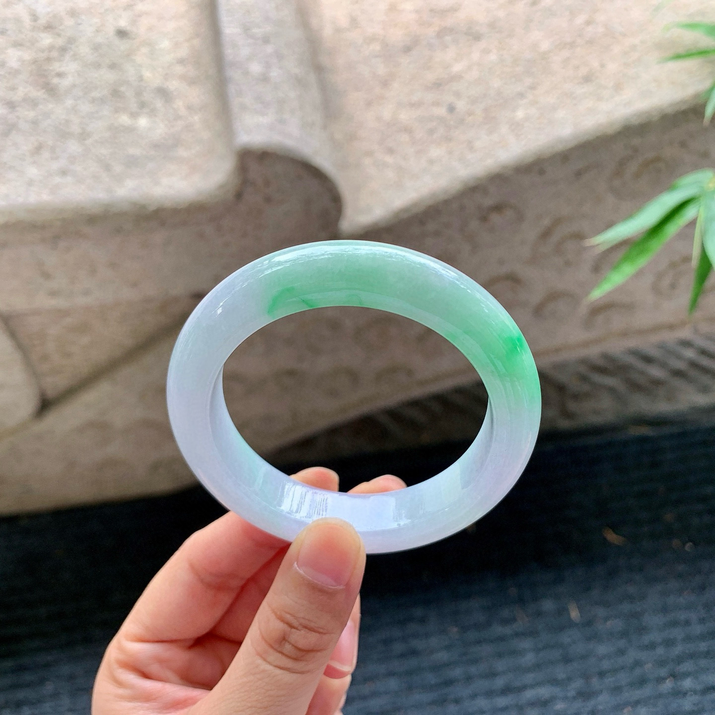 正圈51 52
【圈口】52.7/12.7/9.2
【描述】春彩，水润，种老，细腻，无纹裂！