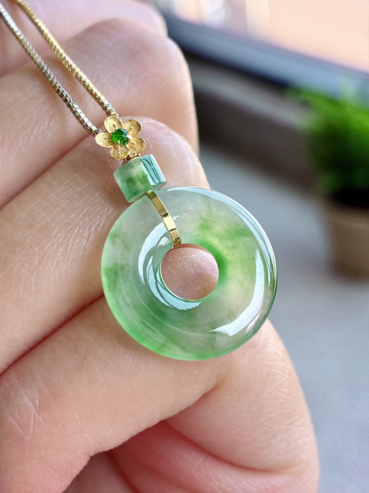 【镶嵌】🫧冰飘绿花甜甜圈吊坠  
【说明】缅料 18k金镶嵌 性价比高 飘花
【整体】27
【裸石】18-3.2