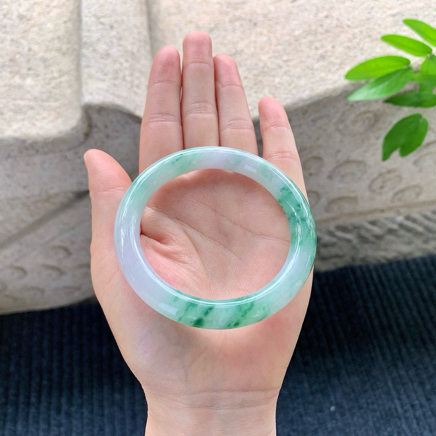 圆条55 56
【圈口】56.1/9/9.4
【描述】细糯飘绿花，水润，种老，细腻，无纹裂！