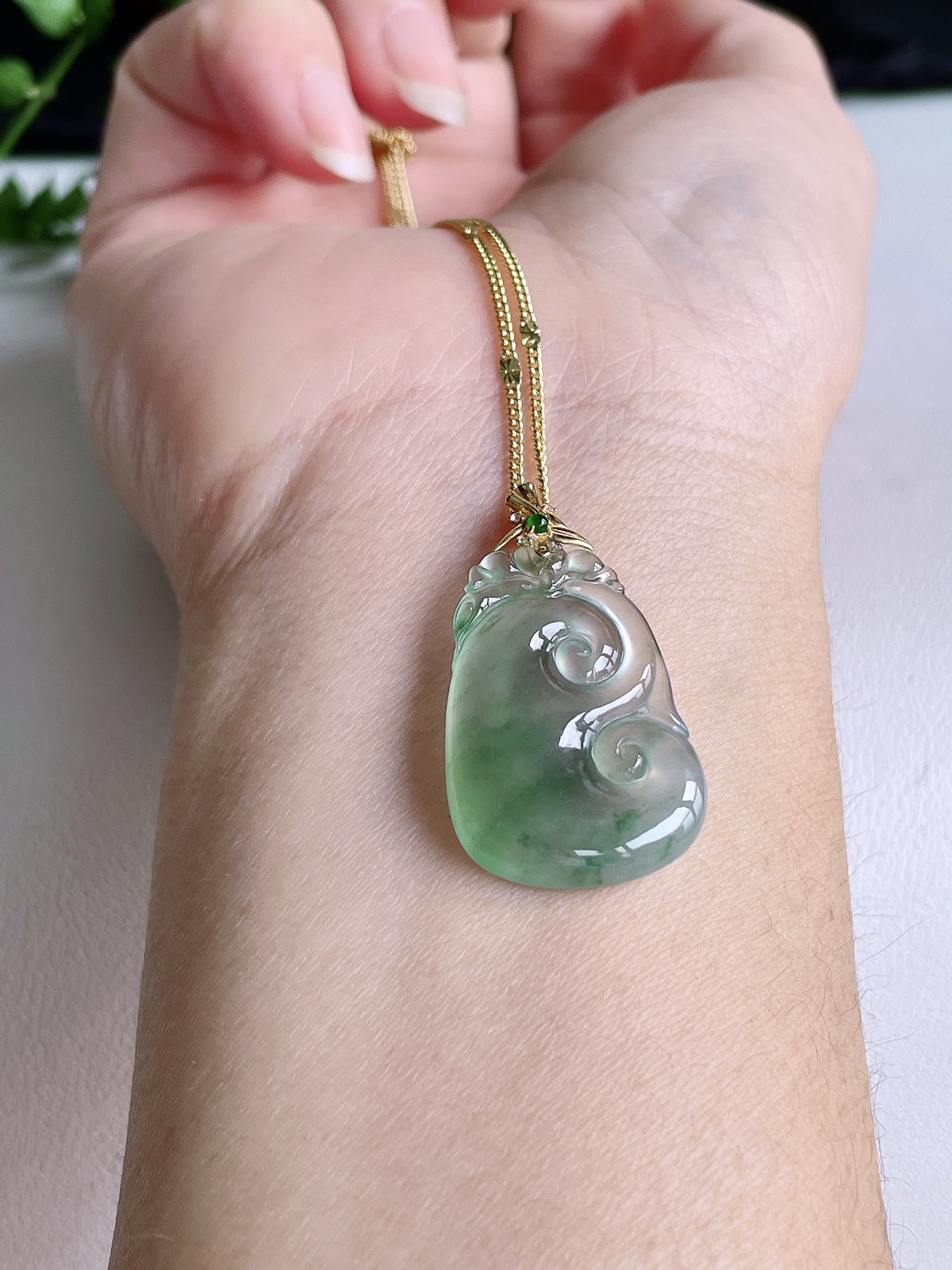 【镶嵌】冰飘花如意吊坠  
【说明】缅料 18k金镶嵌 性价比高  
【整体】34.5
【裸石】27.6-19-4.8