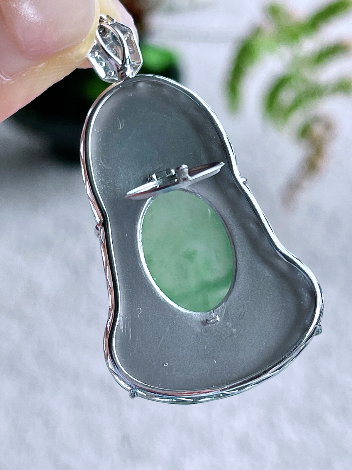 【镶嵌】高冰晴绿观音素衣观音吊坠  
【说明】缅料 18k金镶嵌 性价比高  
【整体】48.8-27-7.3
【裸石】40.5-27-5.4