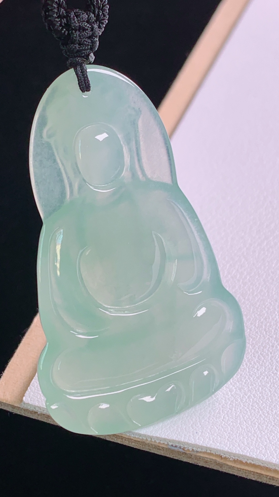 冰种观音
冰润荧光，清透细腻
尺寸:52.1-32.1-5.8mm