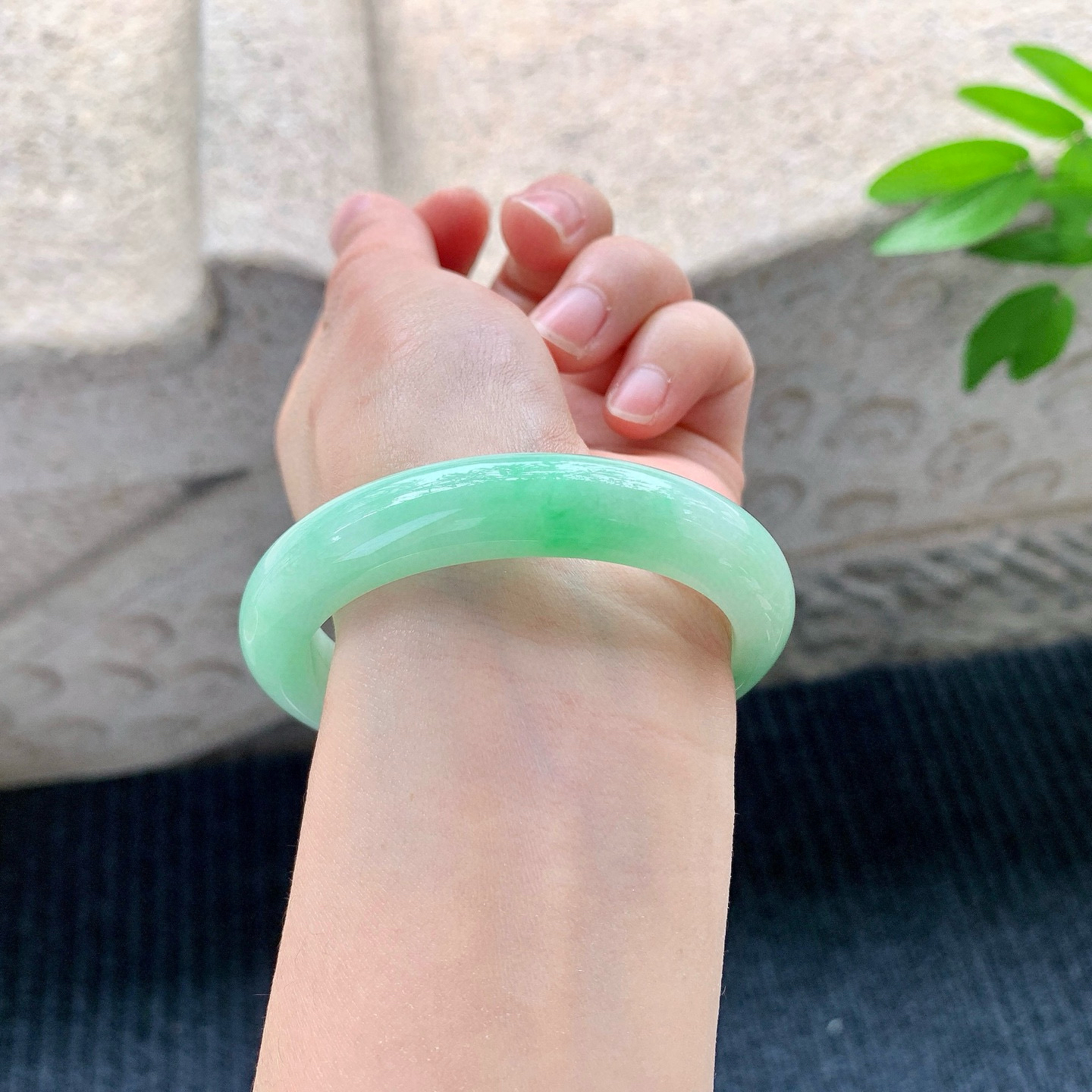 正圈53 54
【圈口】54.4/11.2/8
【描述】细糯飘绿，水润，种老，细腻，无纹裂！