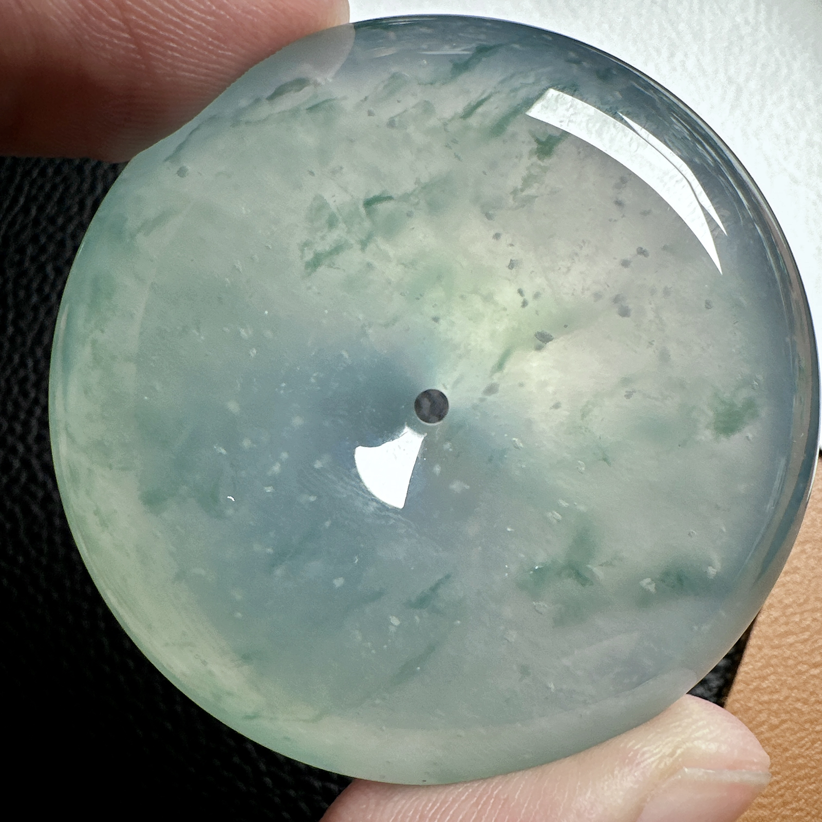 【冰种飘花巨无霸大扣】质地细腻，冰润十足，种老冰透，荧光闪耀，收藏品质。