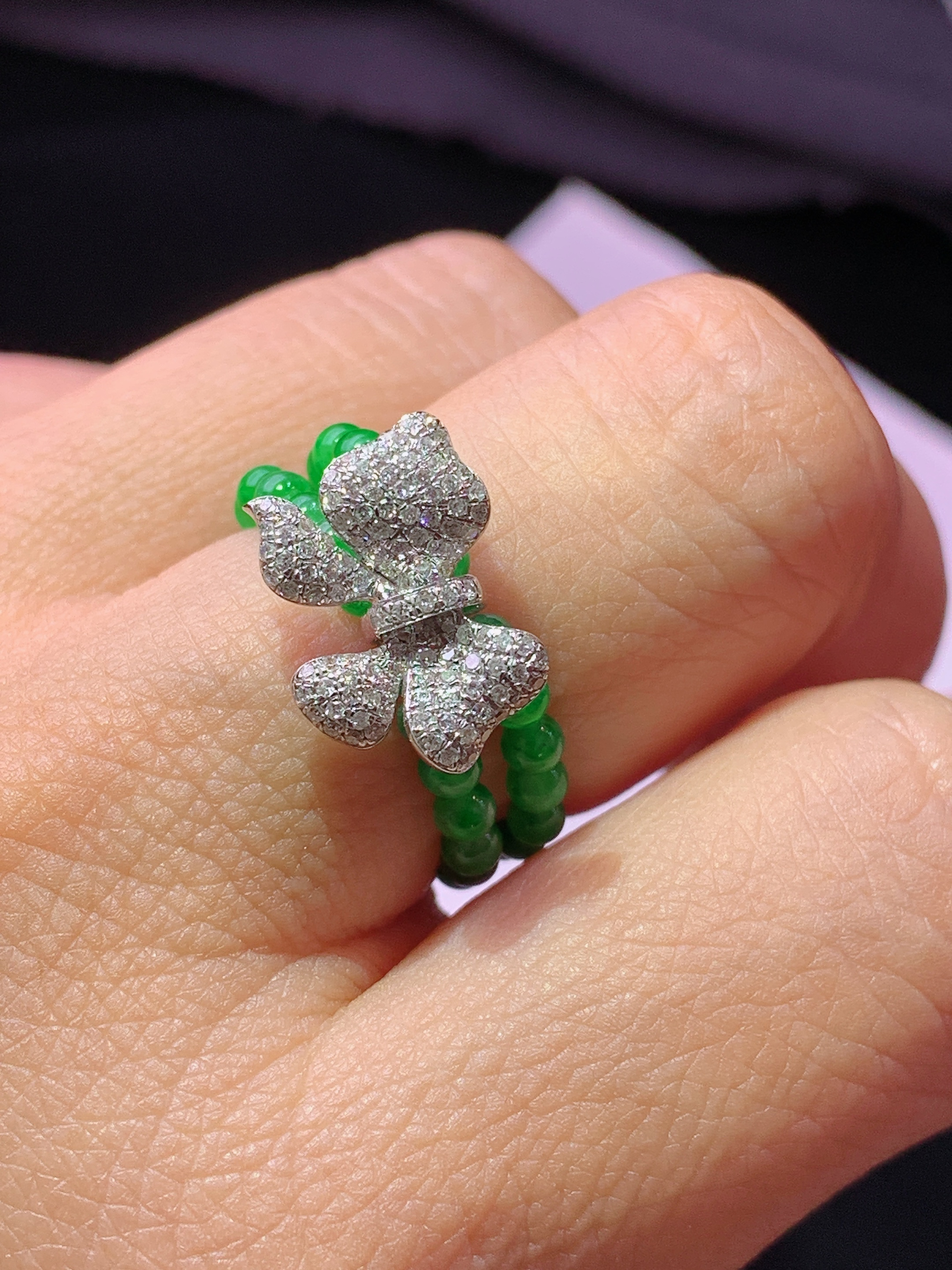 18k金钻镶嵌满绿圆珠戒指 玉质细腻 色泽艳丽清新 水润亮眼 整体尺寸14.8*9.8*2m5