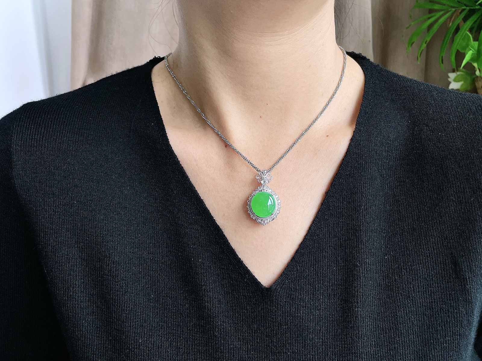 【镶嵌】高冰阳绿大蛋面大鸽子蛋吊坠  
【说明】缅料 18k金镶嵌 性价比高  
【整体】34.8-21.4-14.8
【裸石】15.7-15-6.5