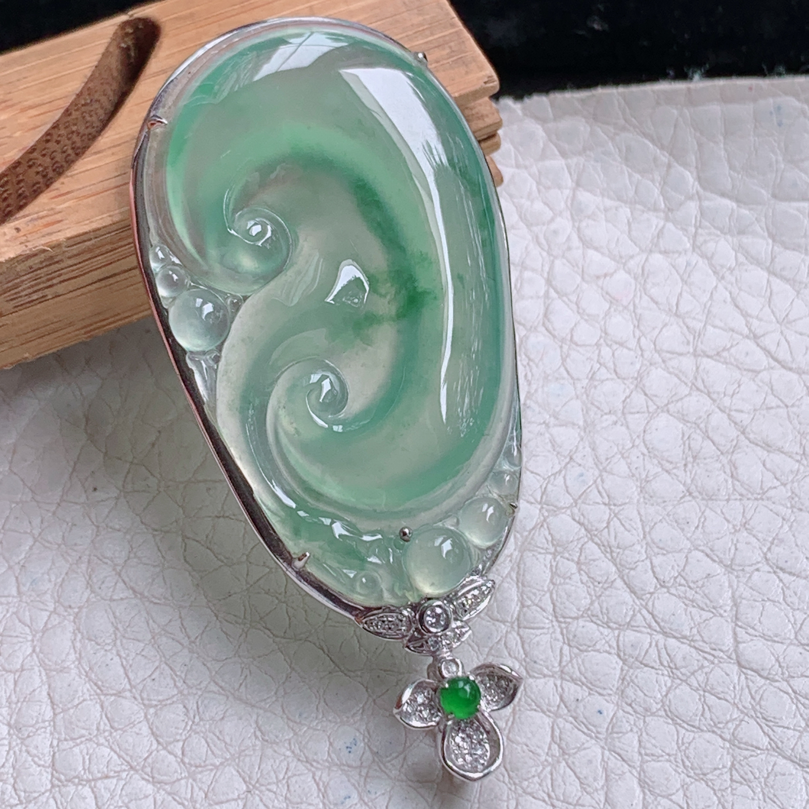 zz3实拍连金60*28.3*8.2缅甸翡翠冰种晴水大如意吊坠 豪华镶金事事如意毛衣坠，玉石约45.3*26.5*5